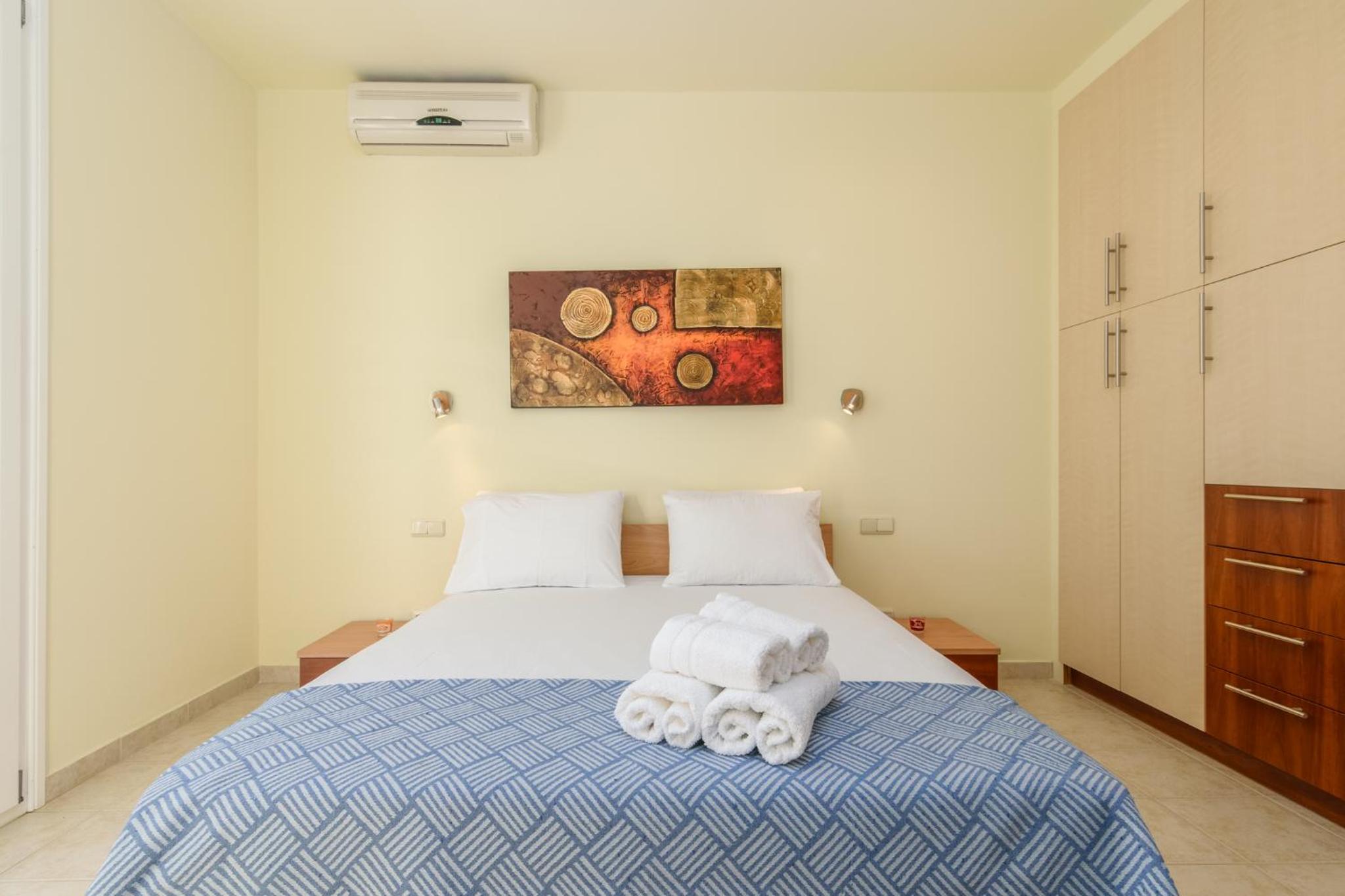 il porto di Milos photo 2