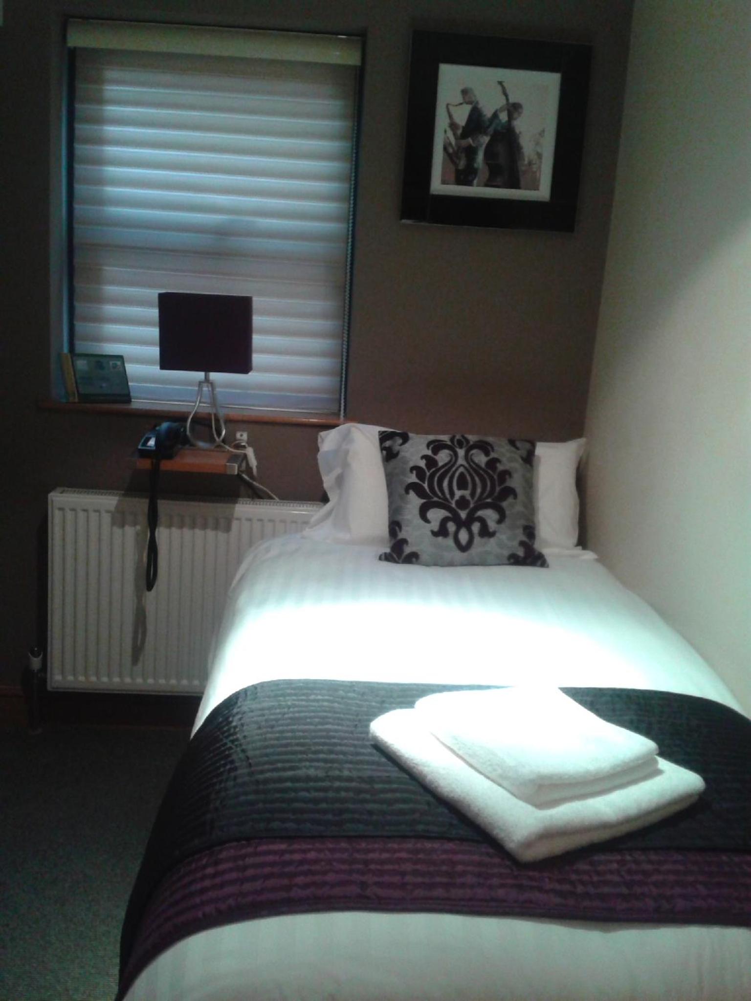 Hounslow Vacations - Homestay Hotel Heathrow - Property Image 1