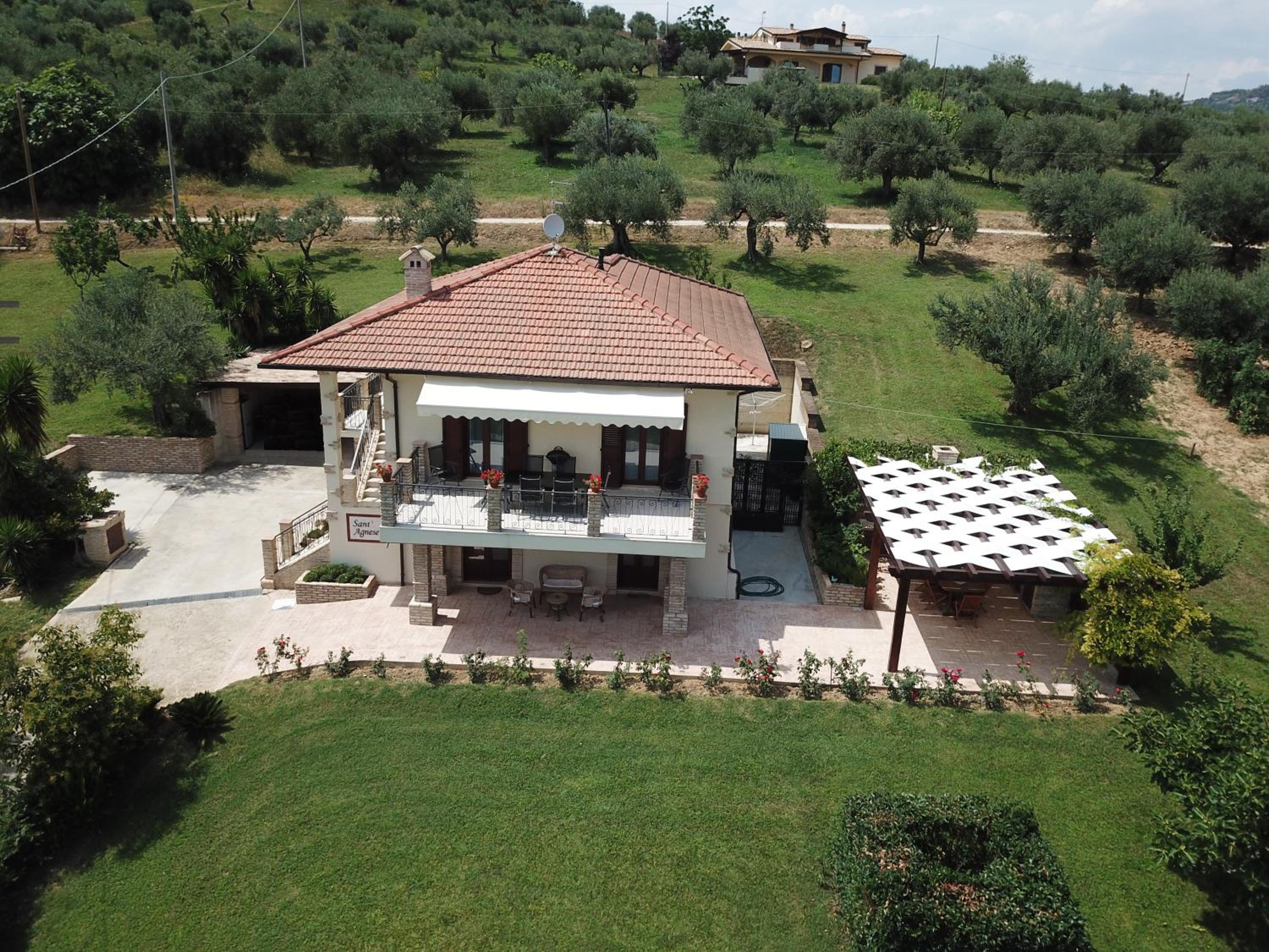 Tre Laghi Countryhouse Luminous with pool and aircon