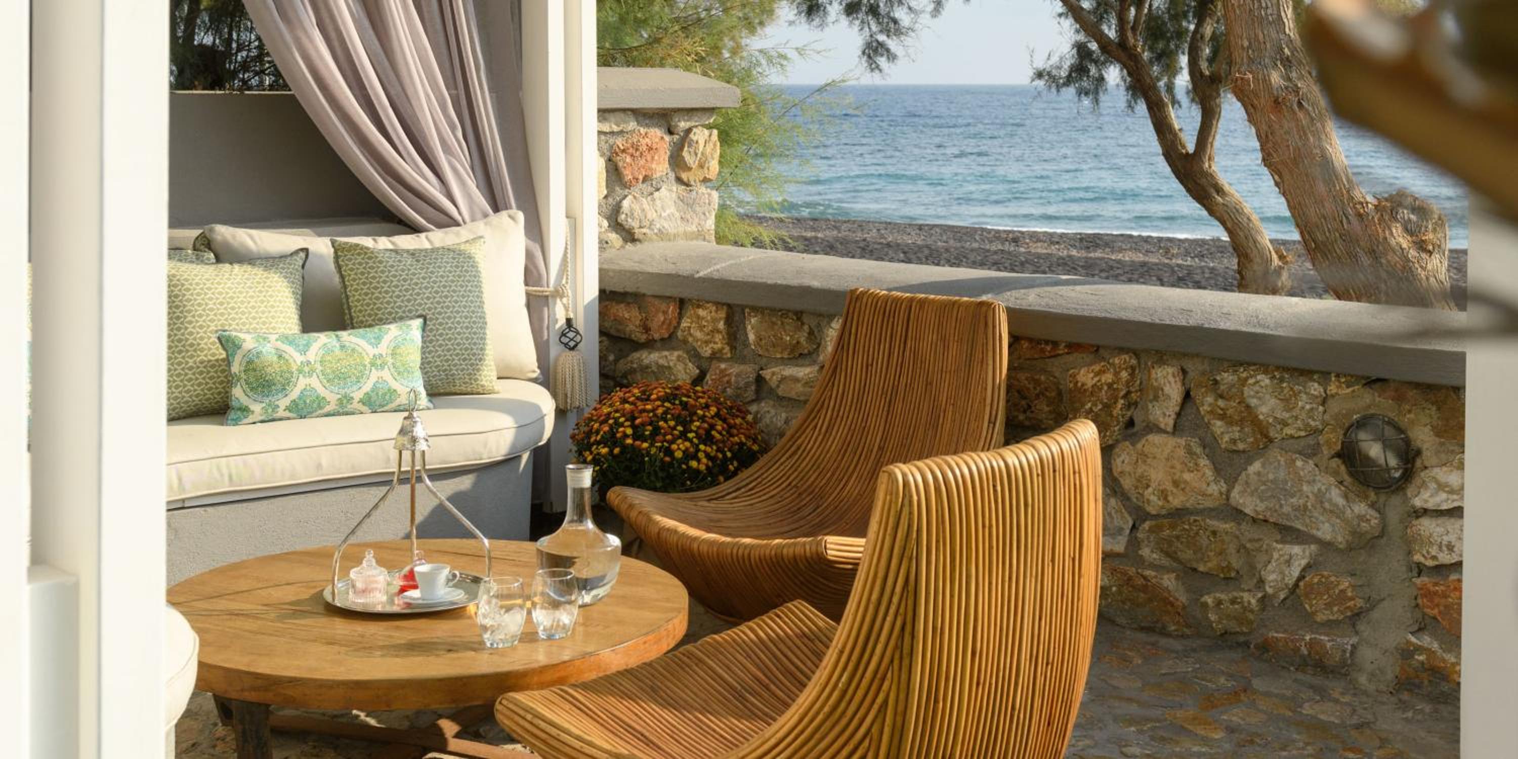 Ocean Bay Suites en Kamari — balance & terrace