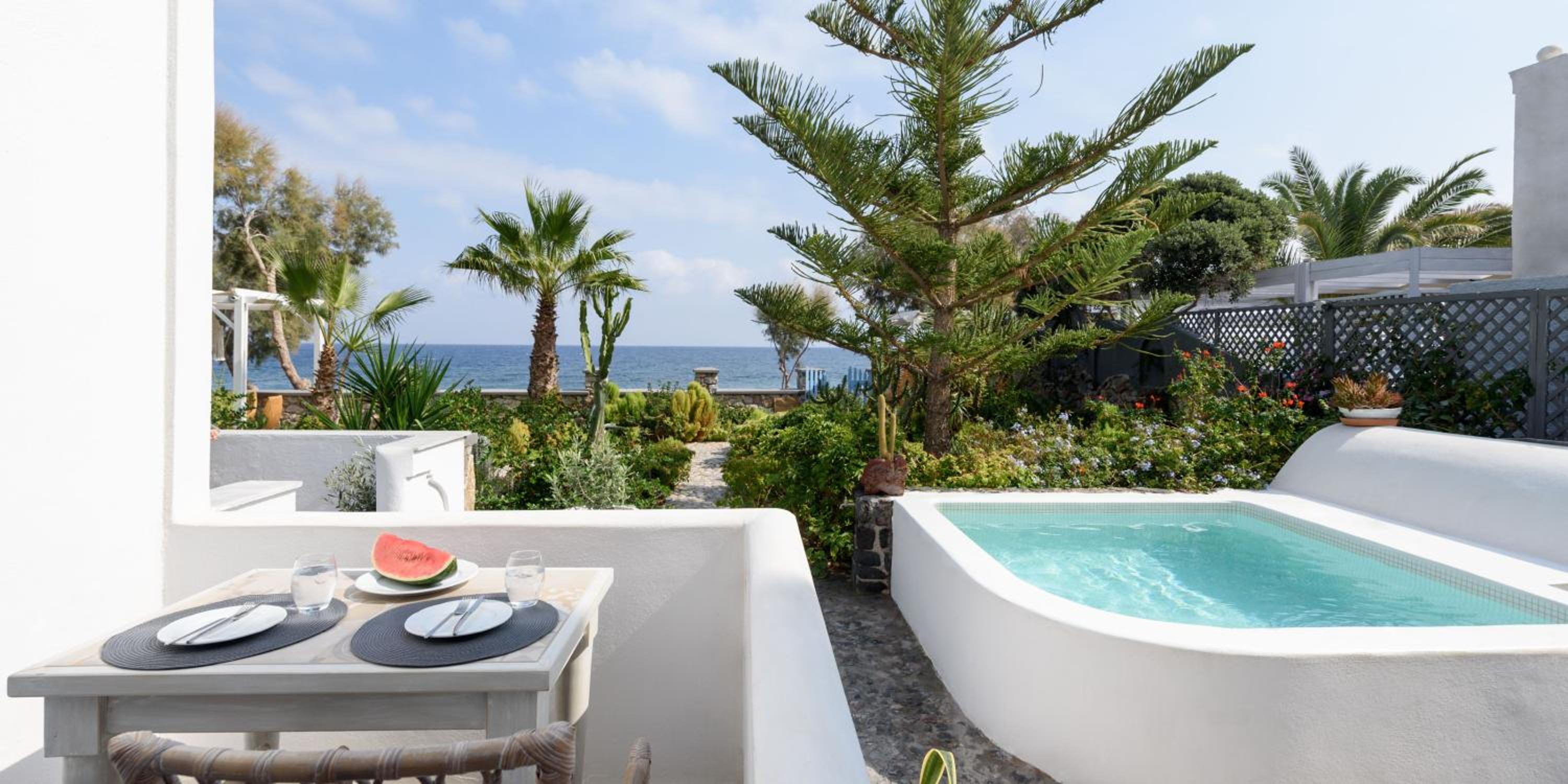 Ocean Bay Suites en Kamari — balance & terrace