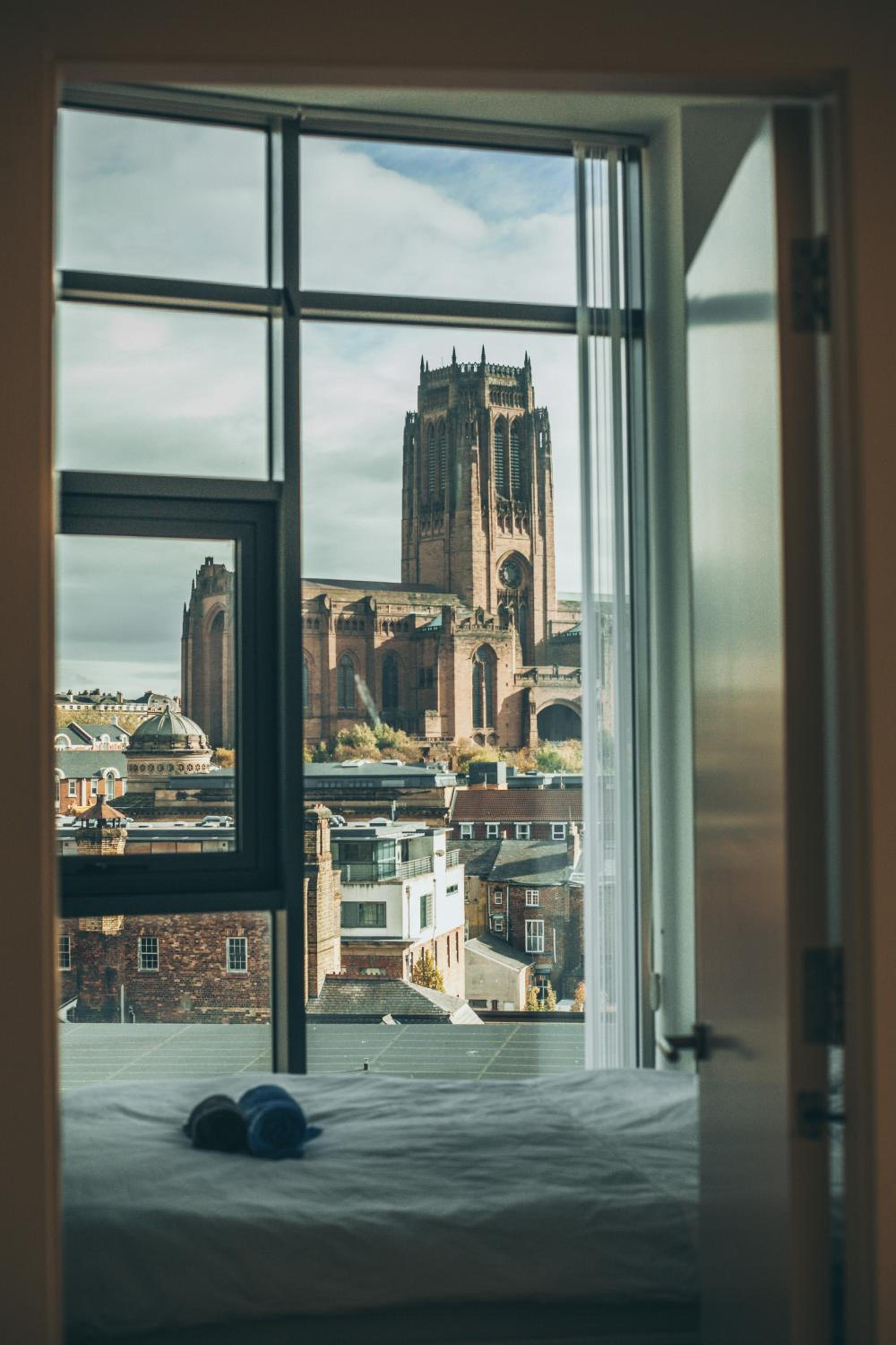 Serviced Apartment In Liverpool City Centre - Free Parking - Balcony - by Happy Days photo 5