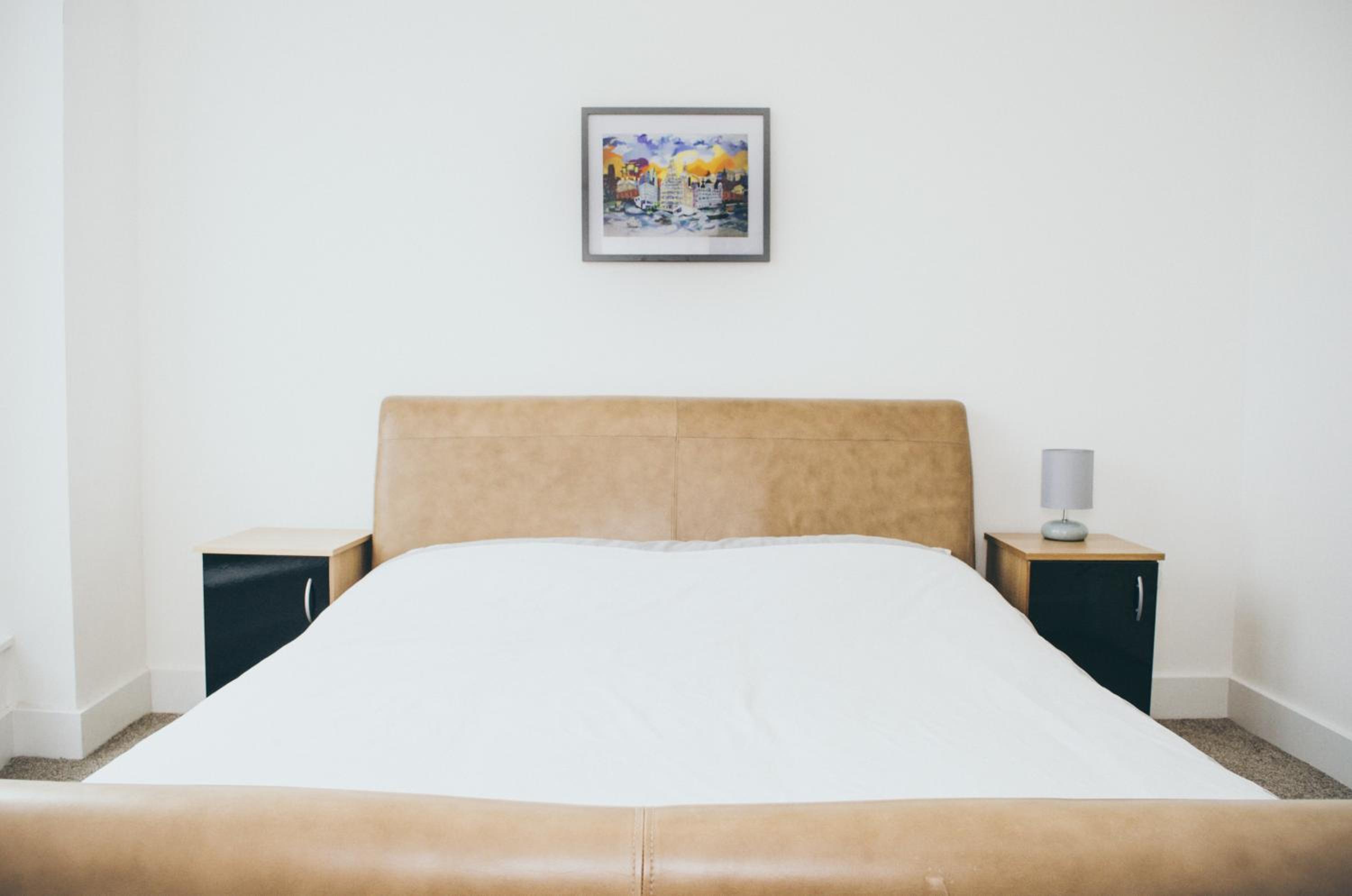 Serviced Apartment In Liverpool City Centre - Free Parking - Balcony - by Happy Days