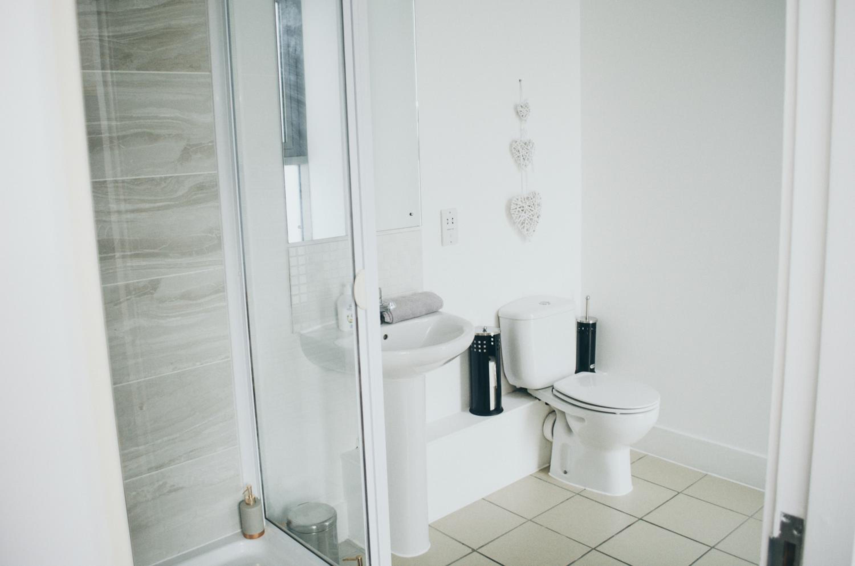 Serviced Apartment In Liverpool City Centre - Free Parking - Balcony - by Happy Days photo 4