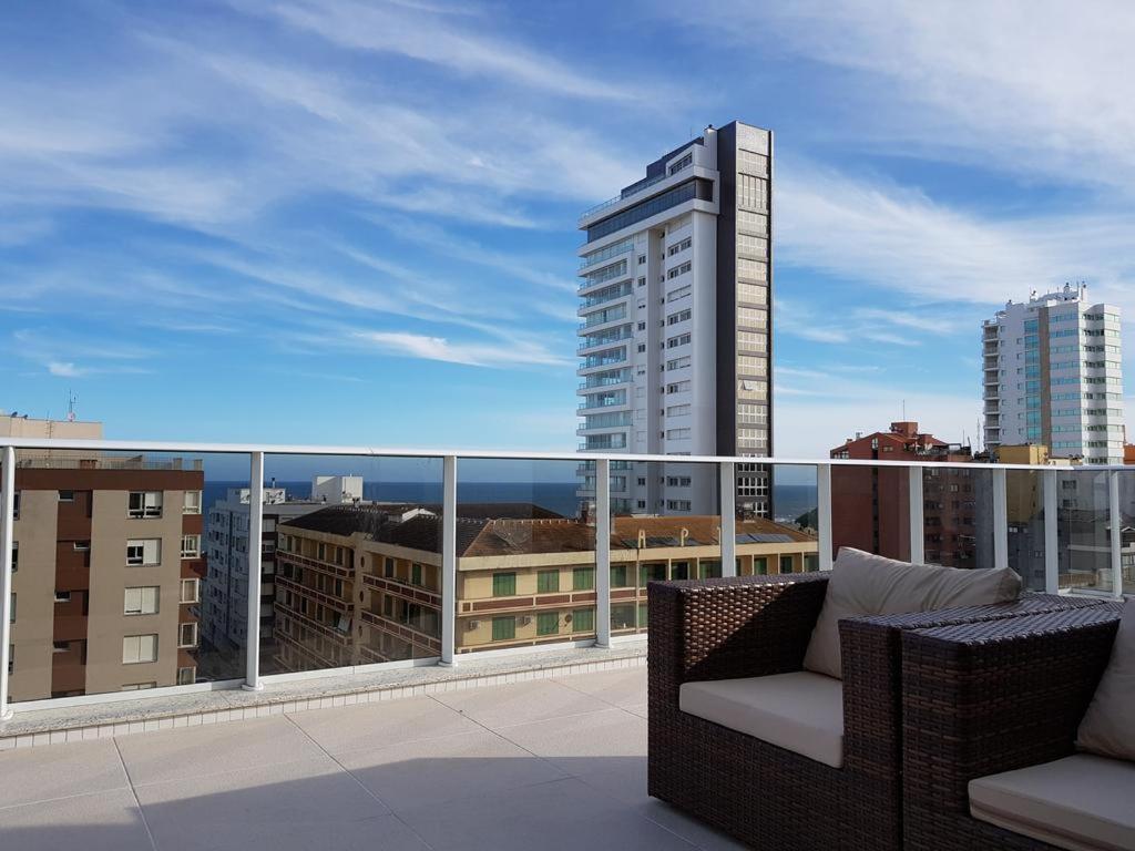 Apartamento com Piscina no Centro e a poucos metros do mar de Torres -RS