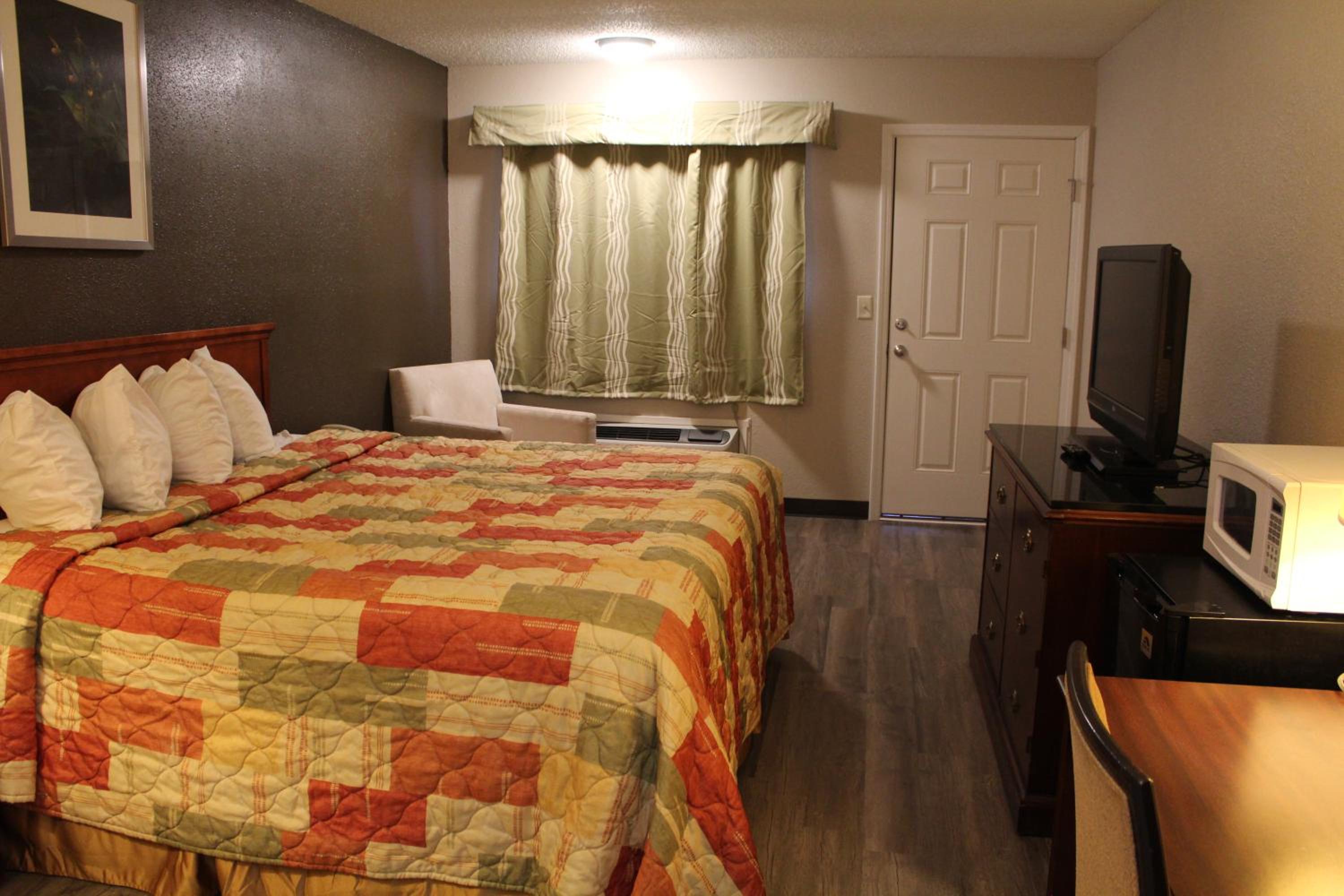 Rolla Vacations - Regency Inn - Property Image 2