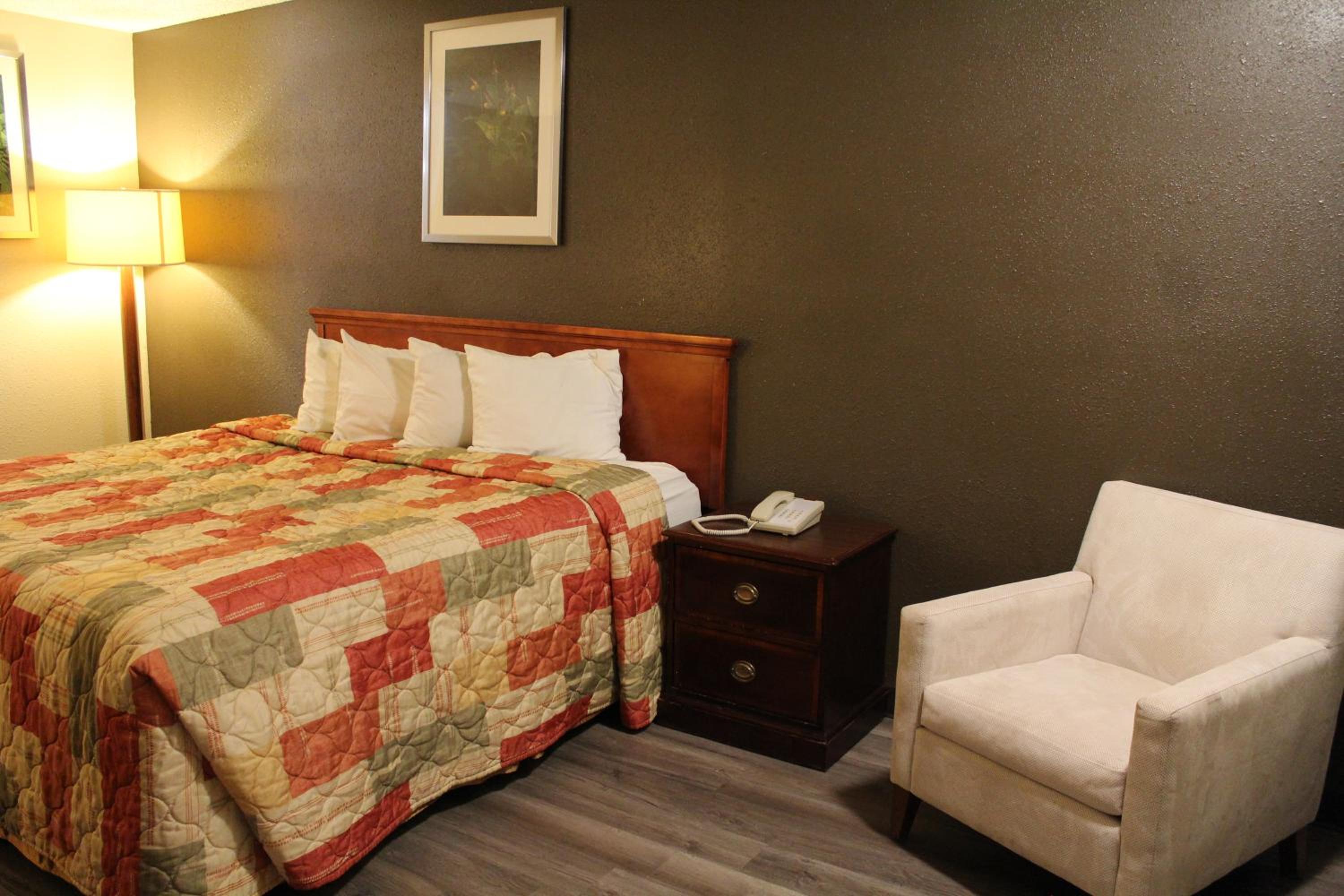 Rolla Vacations - Regency Inn - Property Image 4