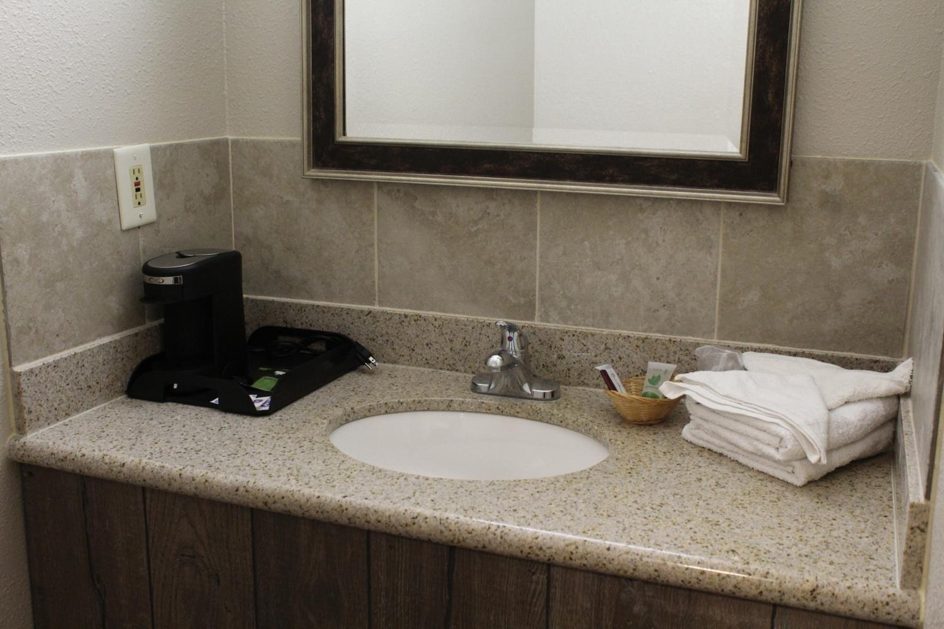 Rolla Vacations - Regency Inn - Property Image 6