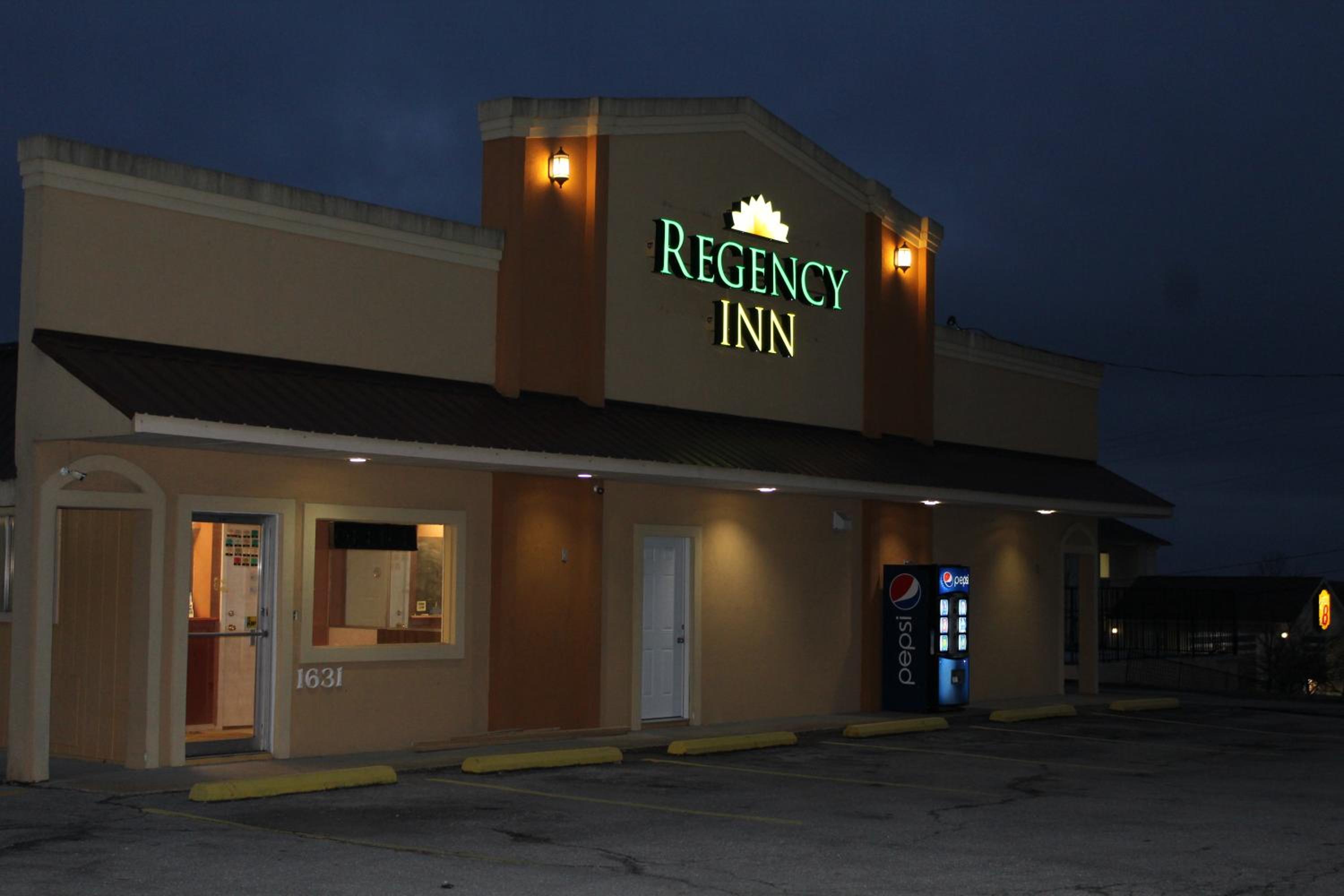 Rolla Vacations - Regency Inn - Property Image 15