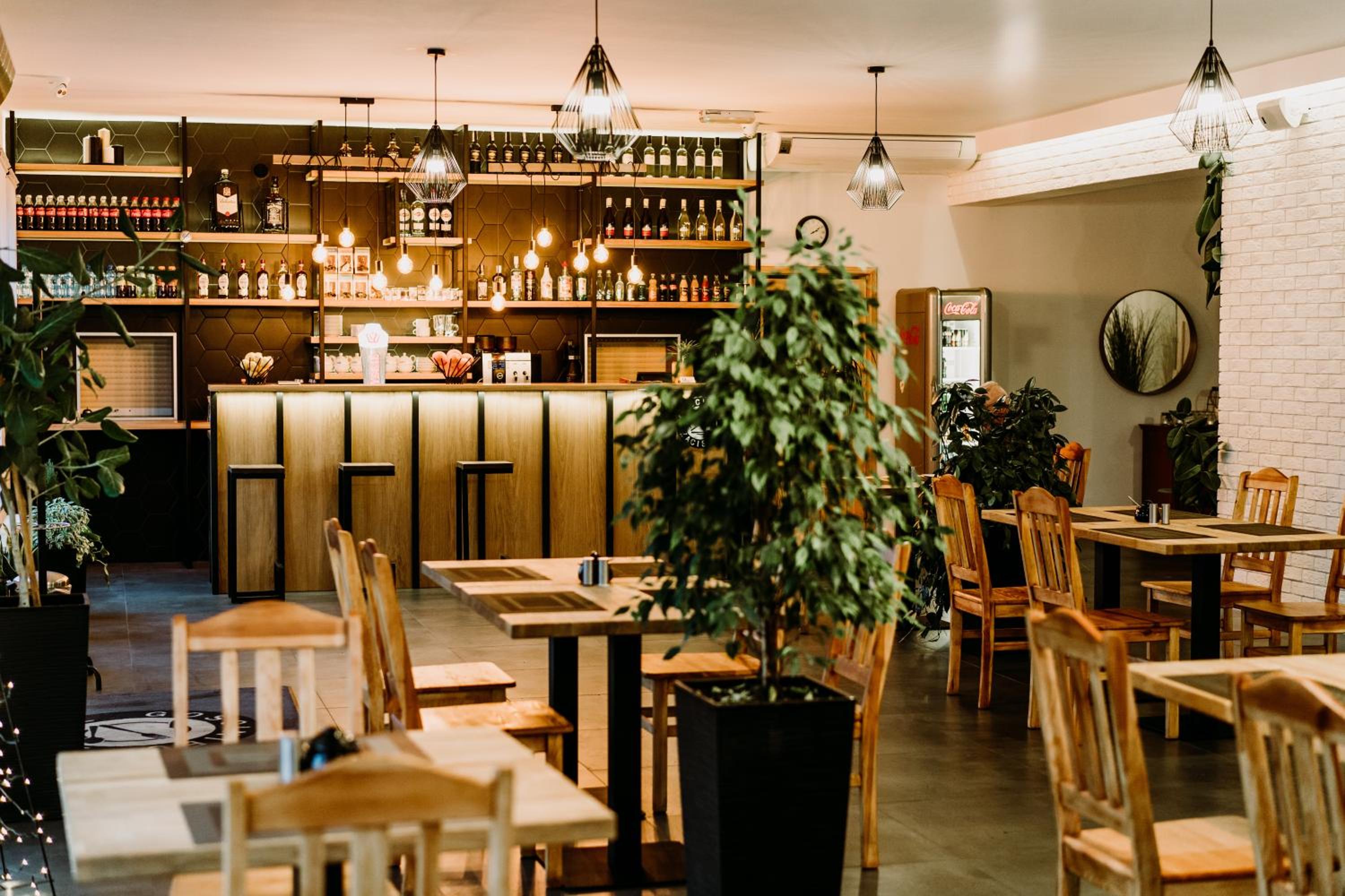 GOŚCINIEC ZACISZE - pokoje & restauracja blisko A2 Dąbie - Uniejów