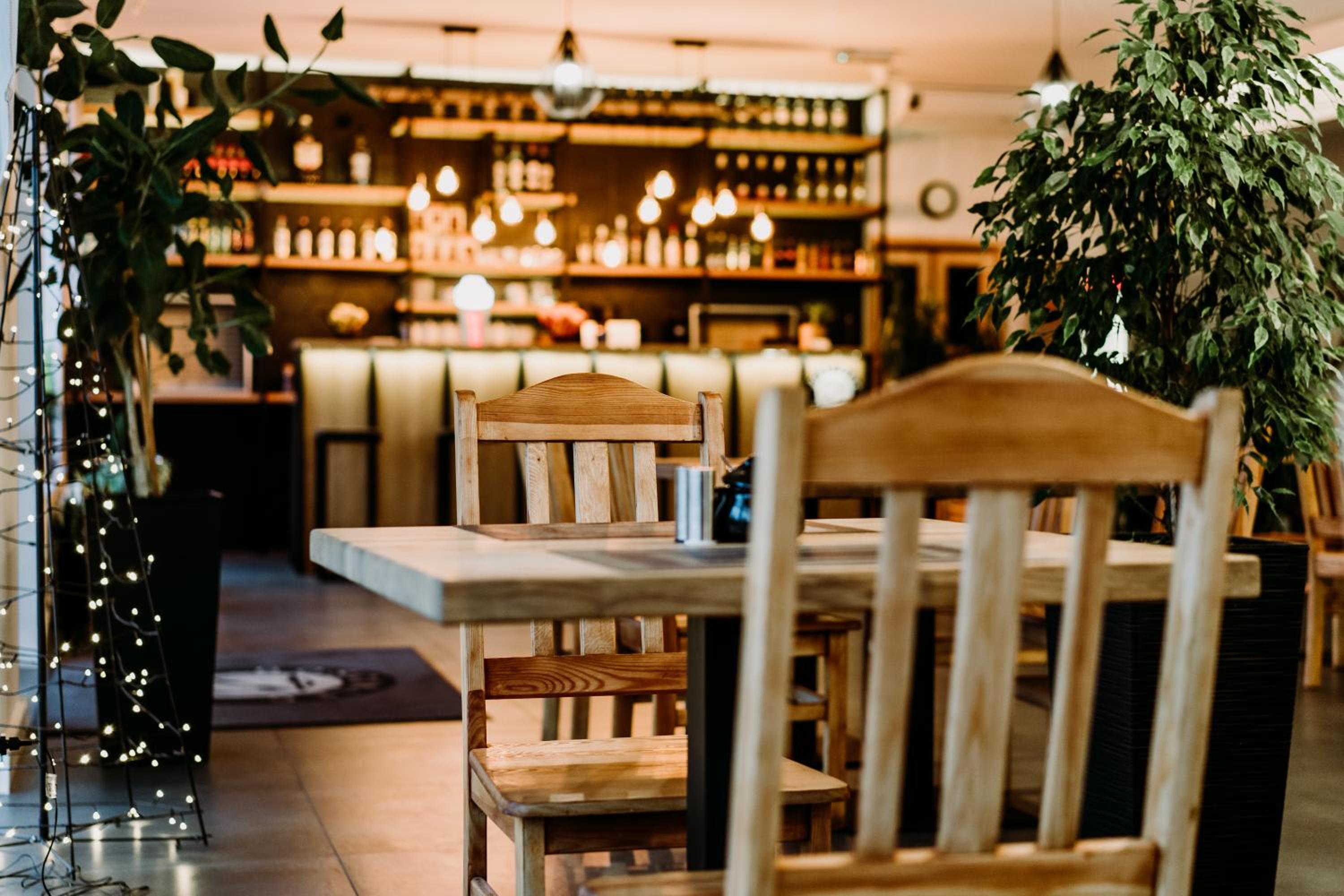 GOŚCINIEC ZACISZE - pokoje & restauracja blisko A2 Dąbie - Uniejów