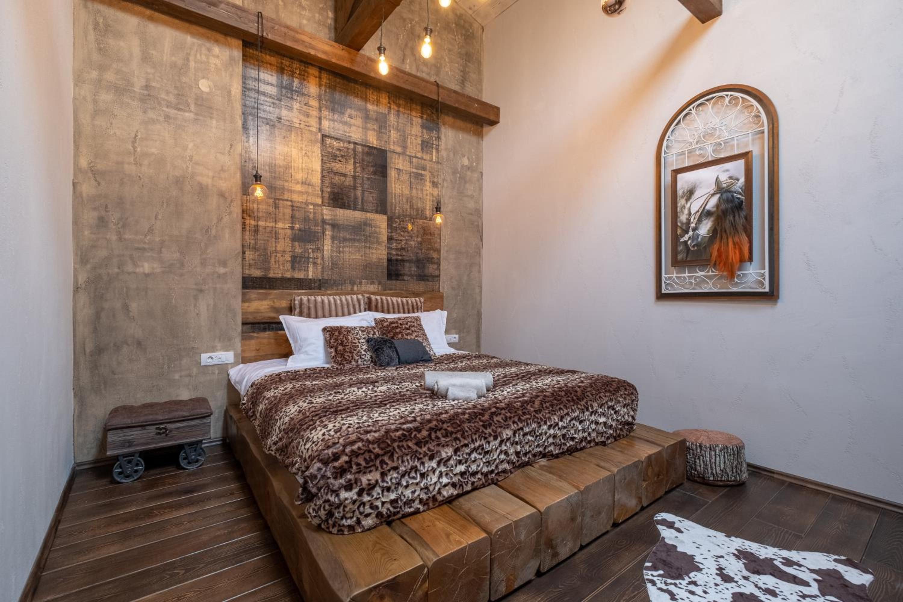2-Bedroom Elegant Apartment in Mediterranean Style