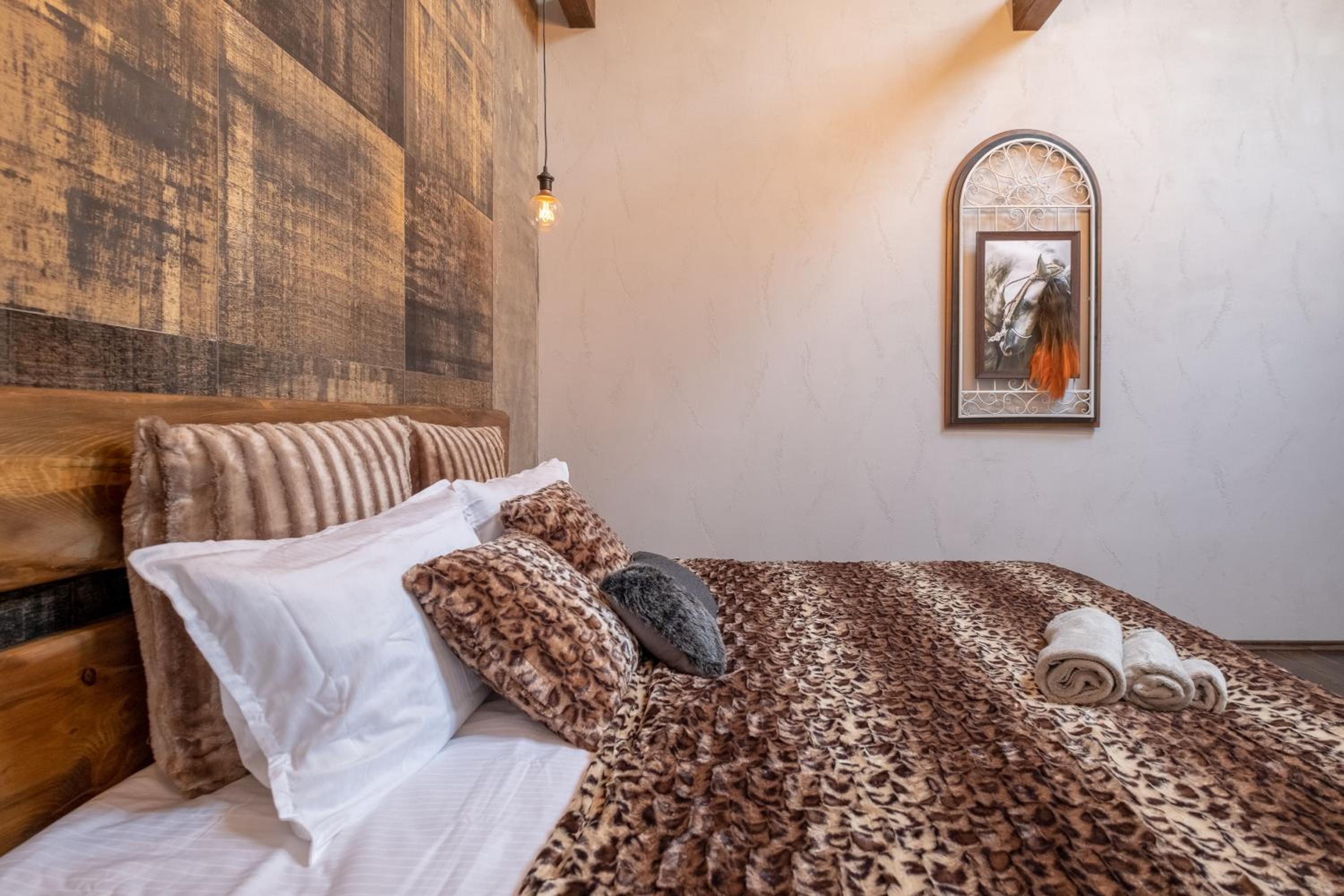 2-Bedroom Elegant Apartment in Mediterranean Style
