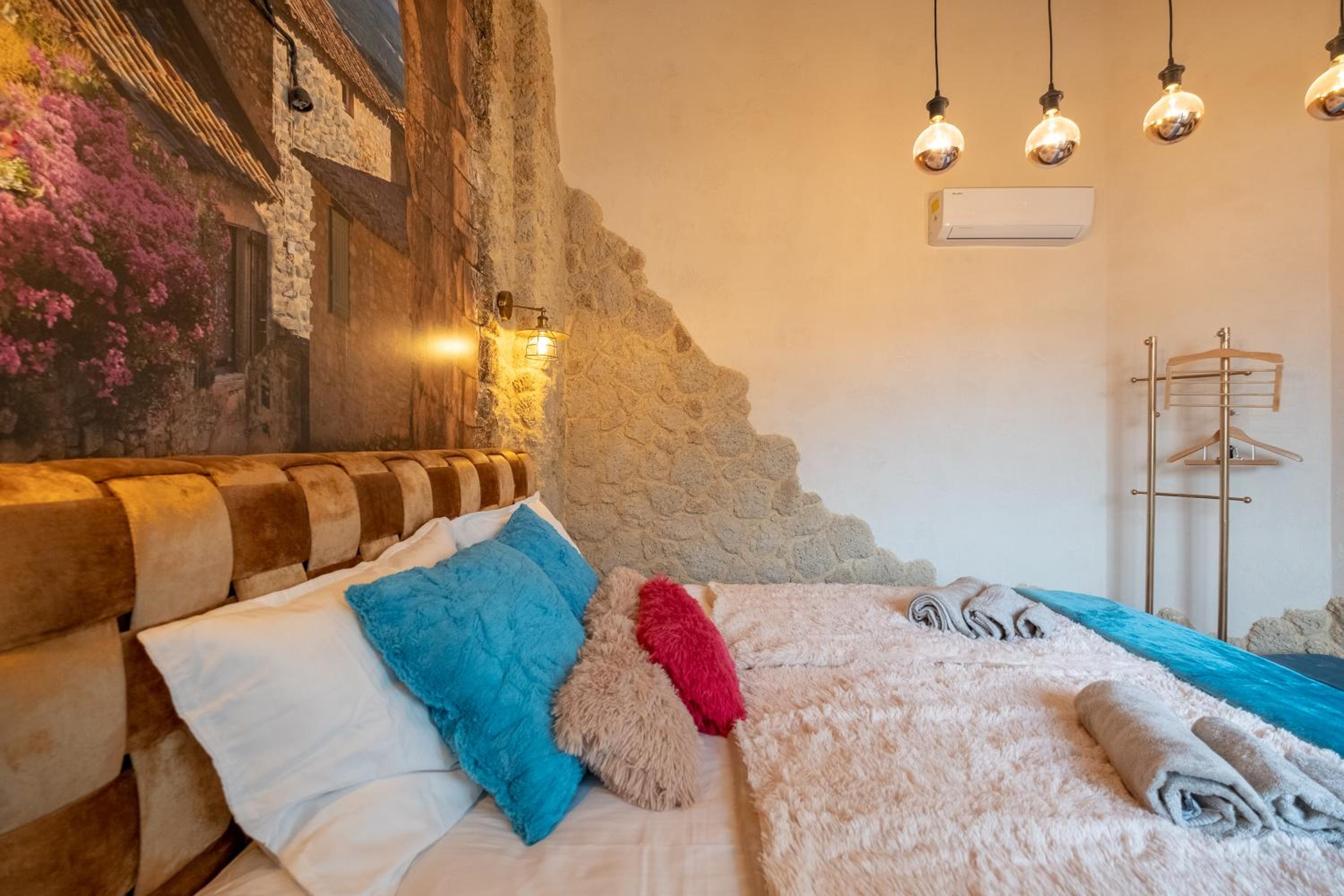 2-Bedroom Elegant Apartment in Mediterranean Style