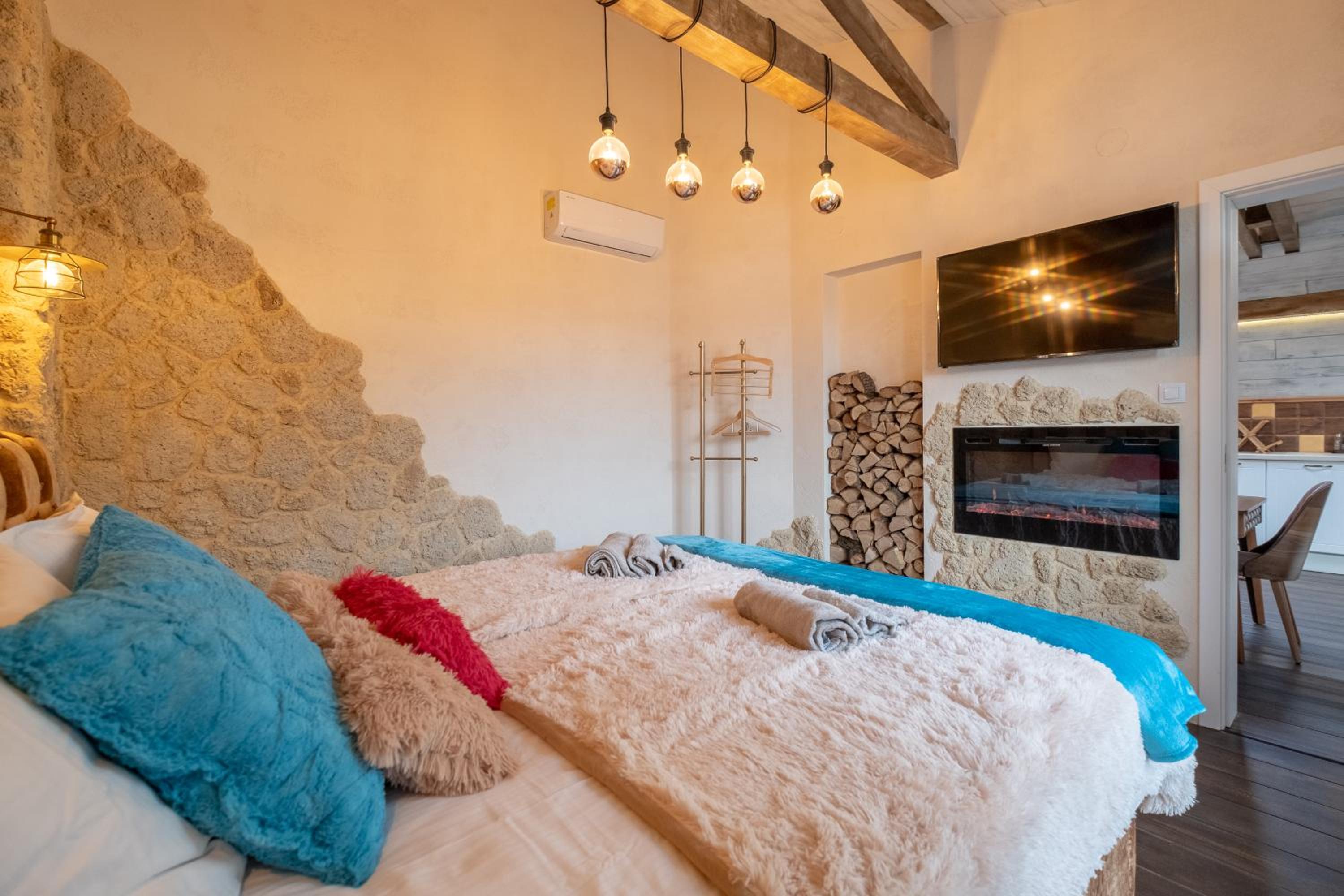 2-Bedroom Elegant Apartment in Mediterranean Style