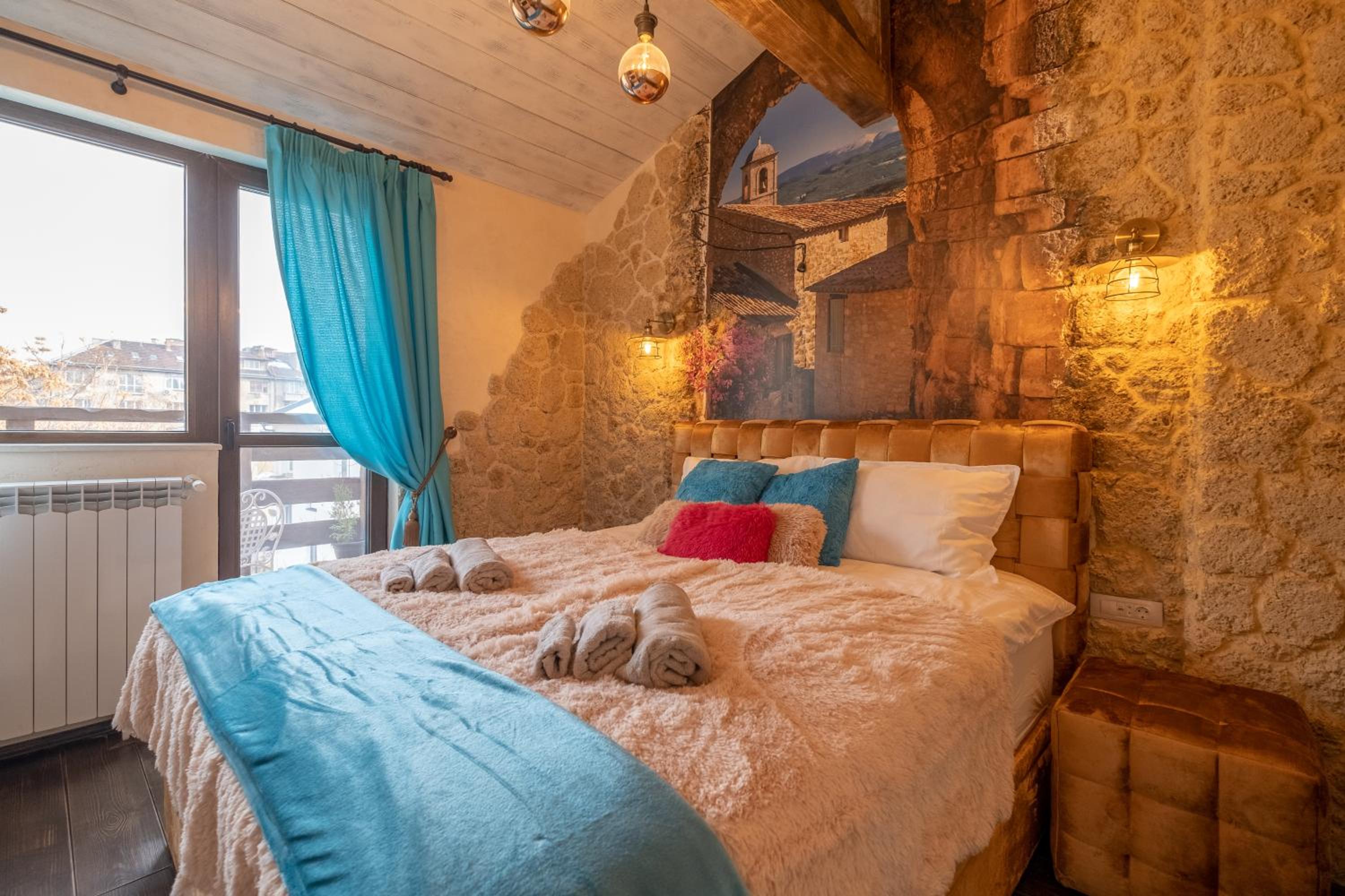 2-Bedroom Elegant Apartment in Mediterranean Style