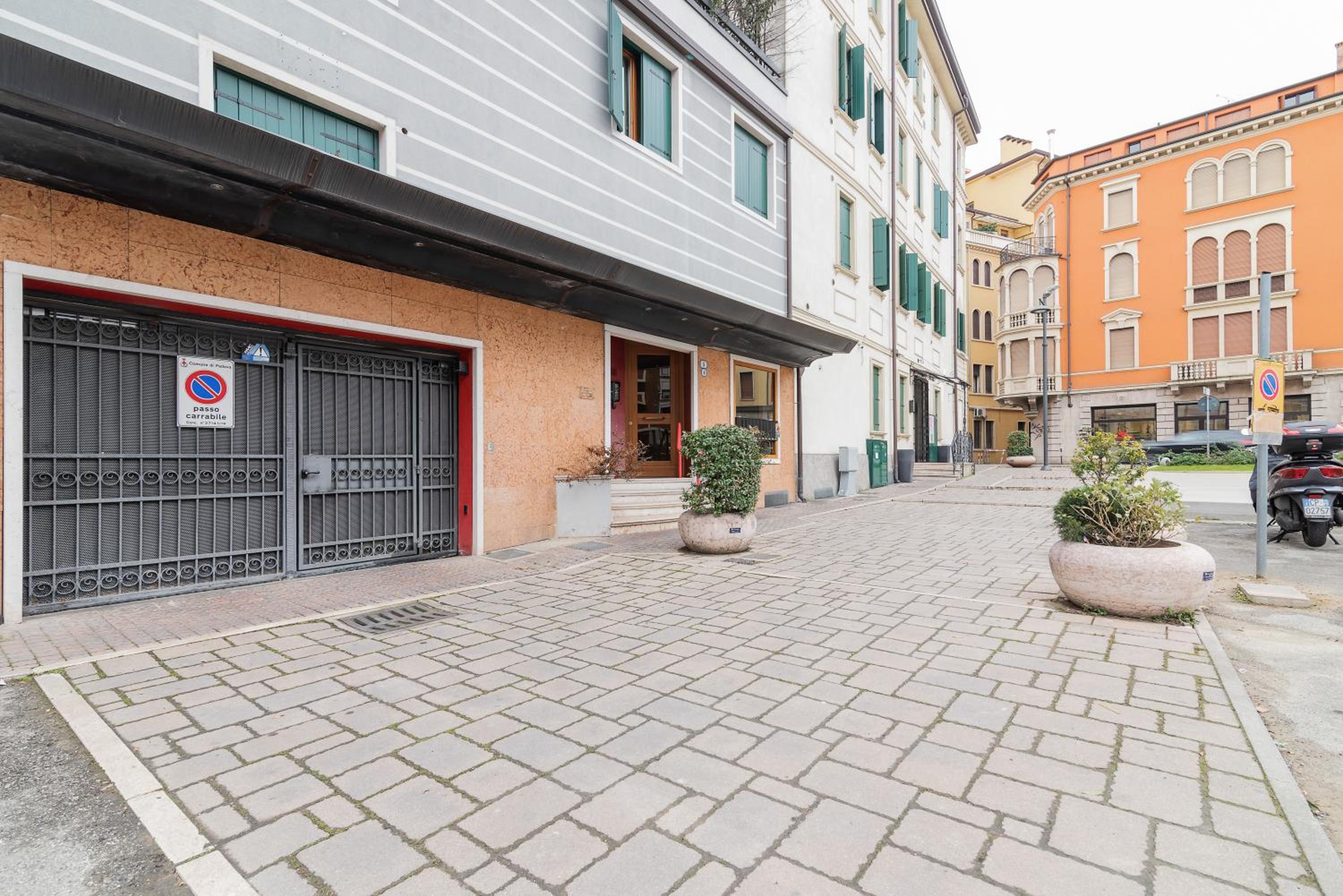 GuestHost - Scrovegni Design Apartment view 3