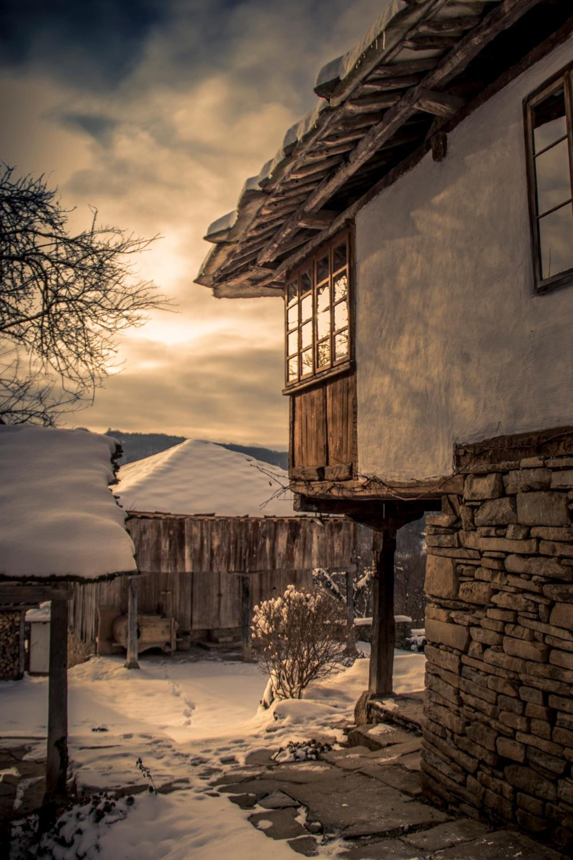 Authentic House with Stunning Mountain View - Karashka