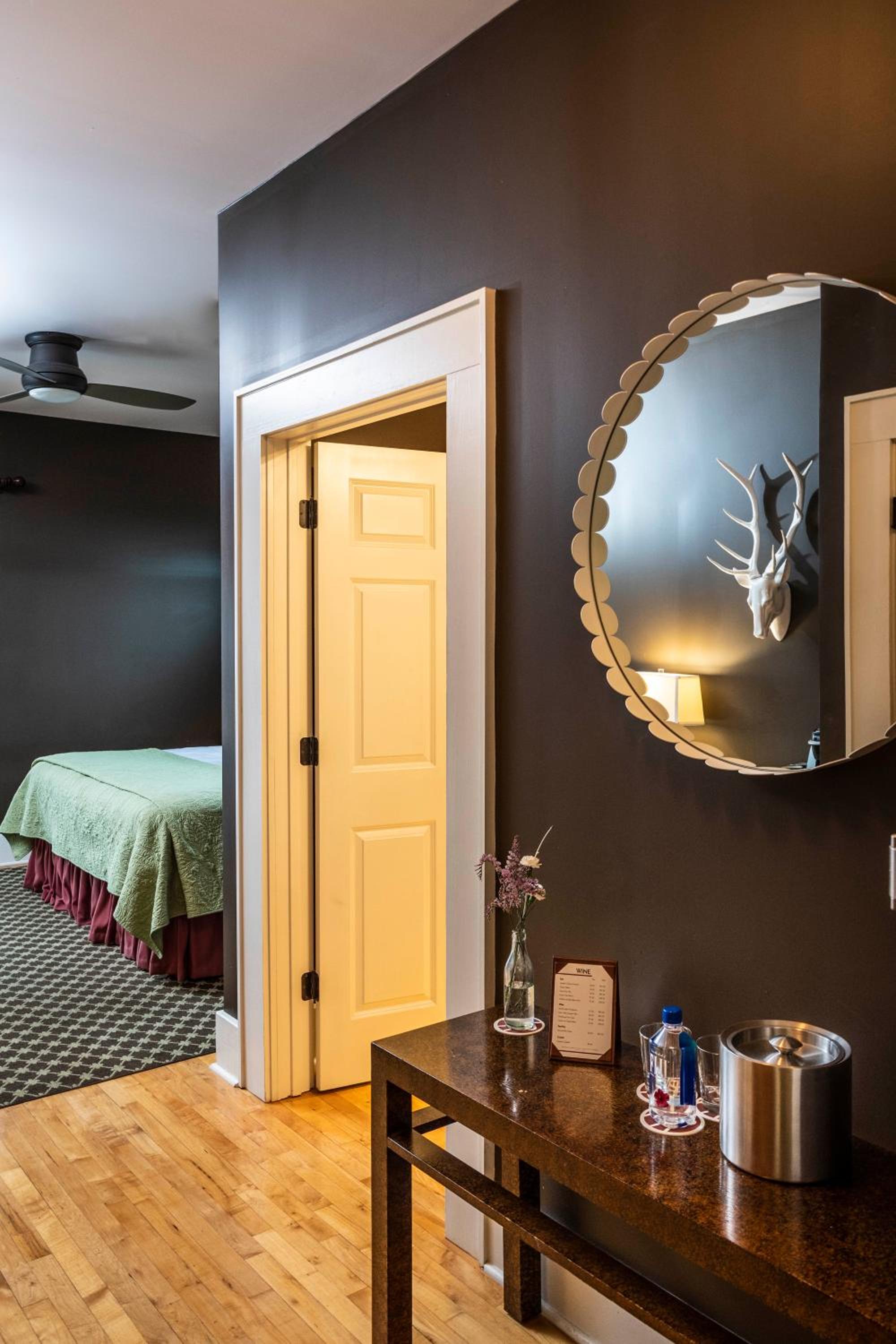 Hotel Broad Ripple