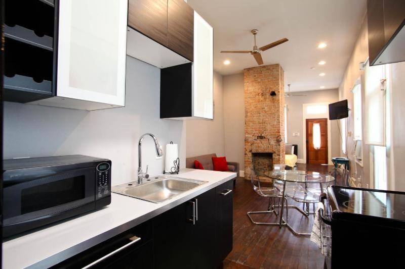 Modern Condo Blocks from Quarters photo 3