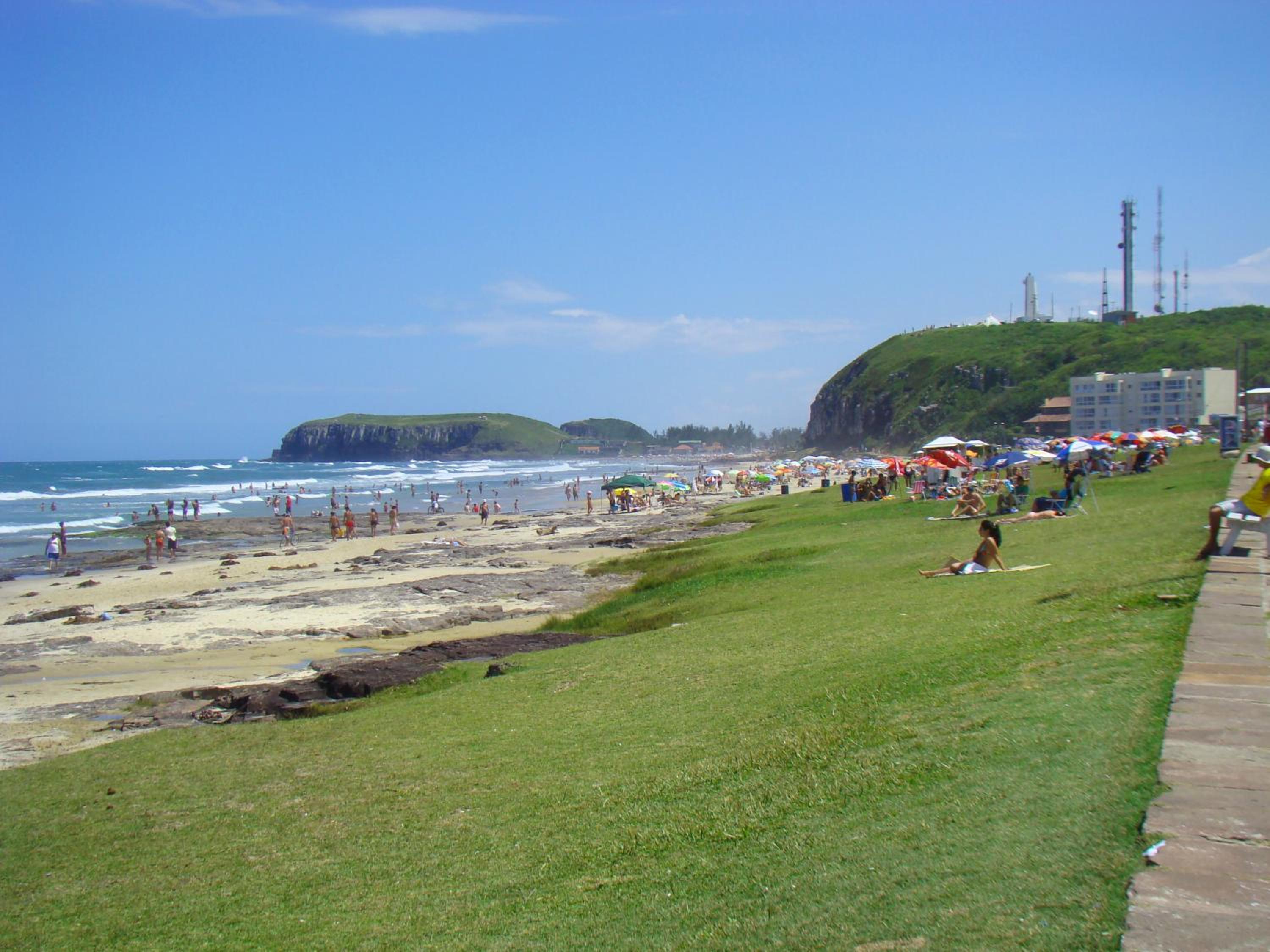 Apartamento com Piscina no Centro e a poucos metros do mar de Torres -RS