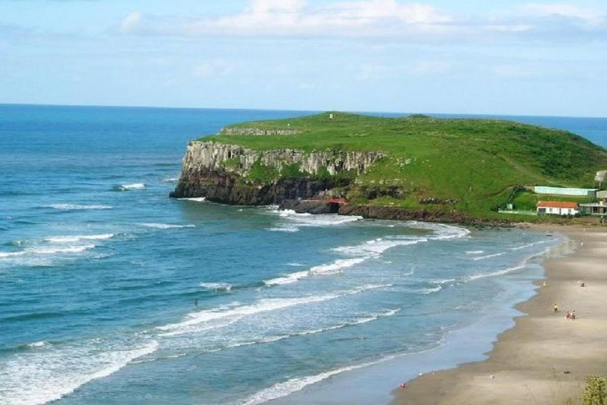 Apartamento com Piscina no Centro e a poucos metros do mar de Torres -RS