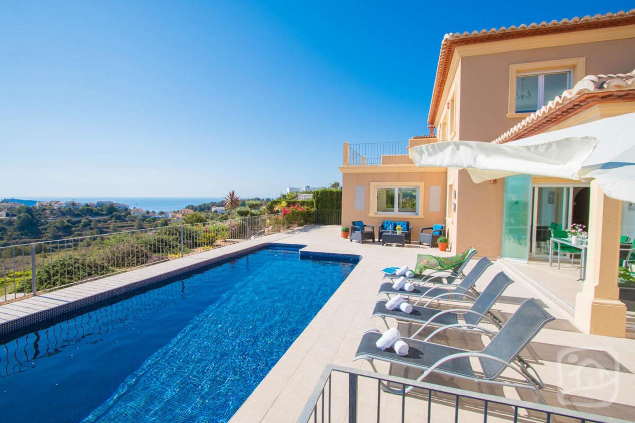 Villa Las Flores by Abahana Villas view 4