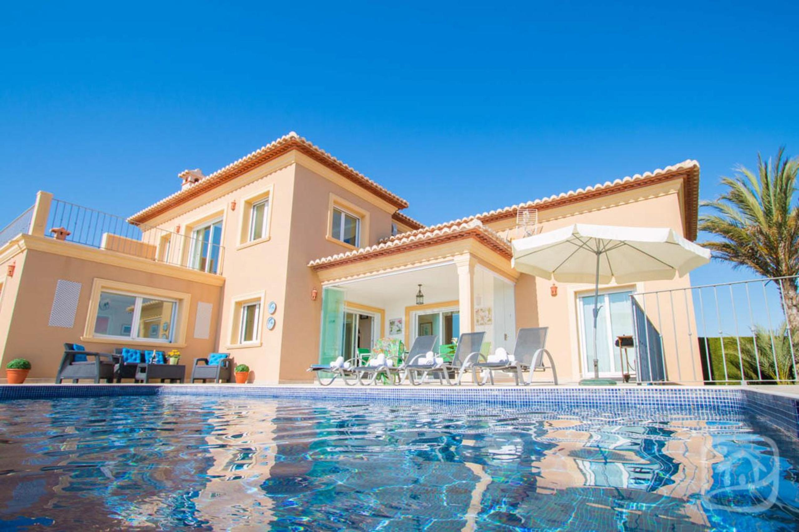 Villa Las Flores by Abahana Villas view 3
