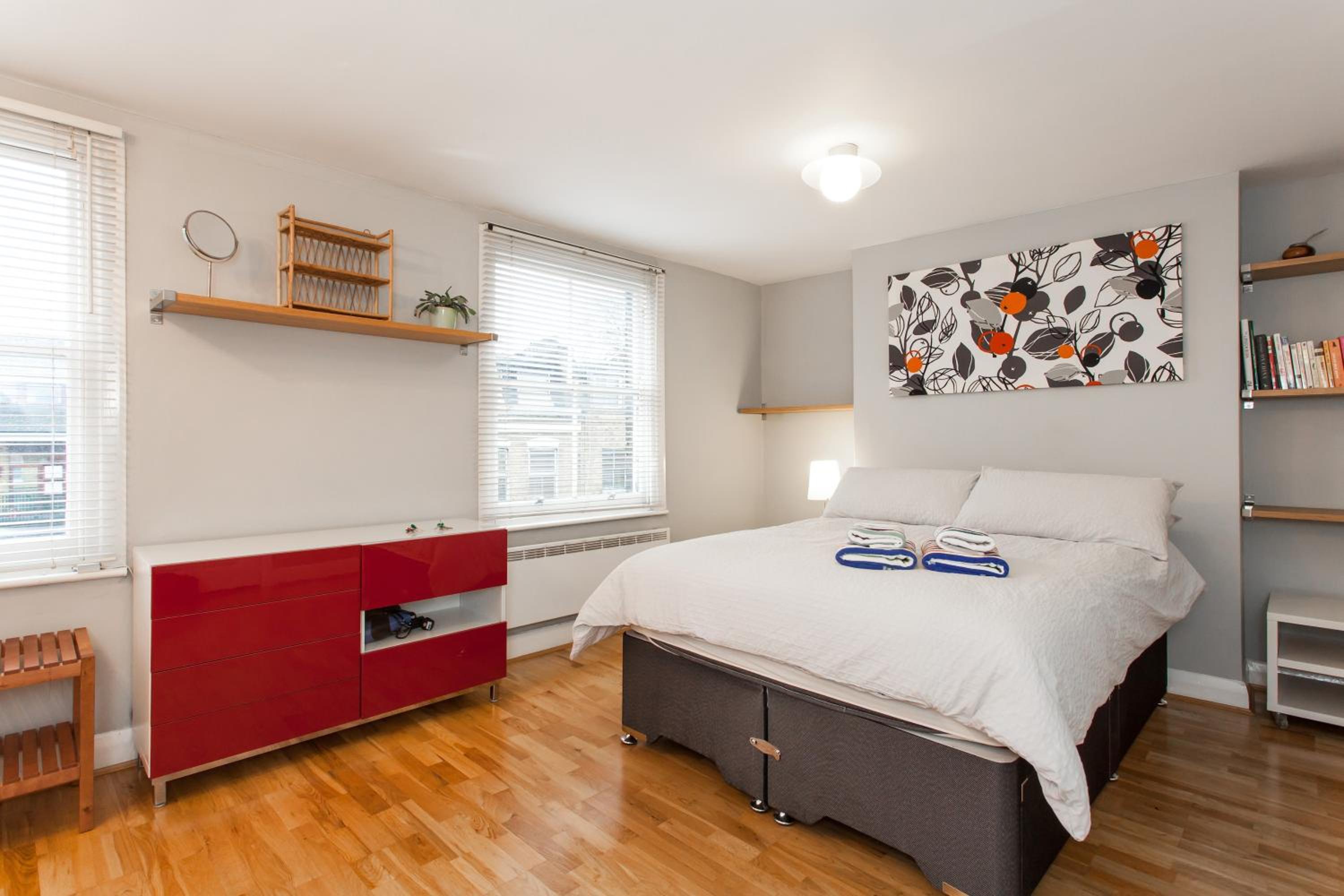 Trendy 2 Bedroom apartment in vibrant Shoreditch, central London zone 1 free WiFi - sleeps 4+2