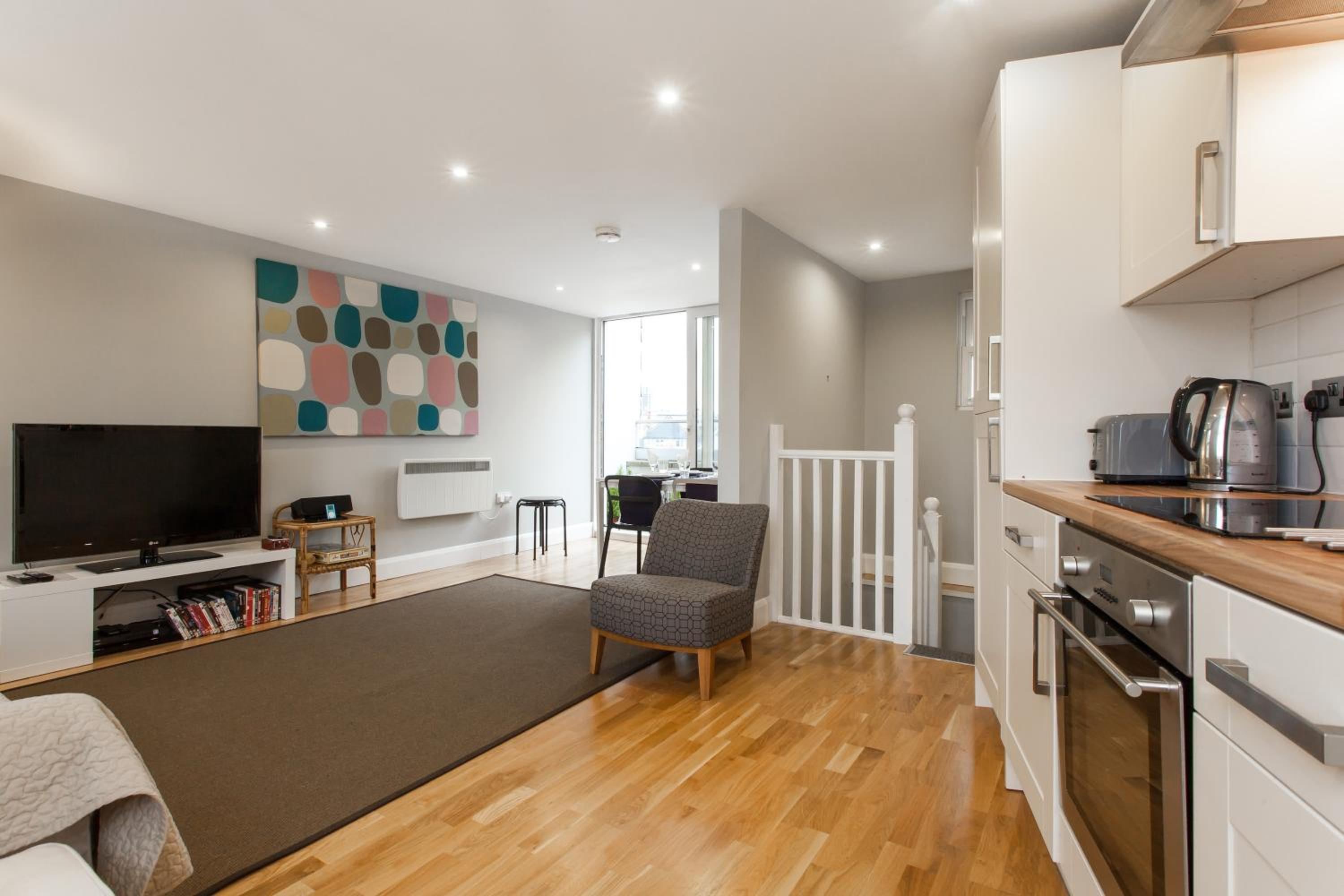 Trendy 2 Bedroom apartment in vibrant Shoreditch, central London zone 1 free WiFi - sleeps 4+2