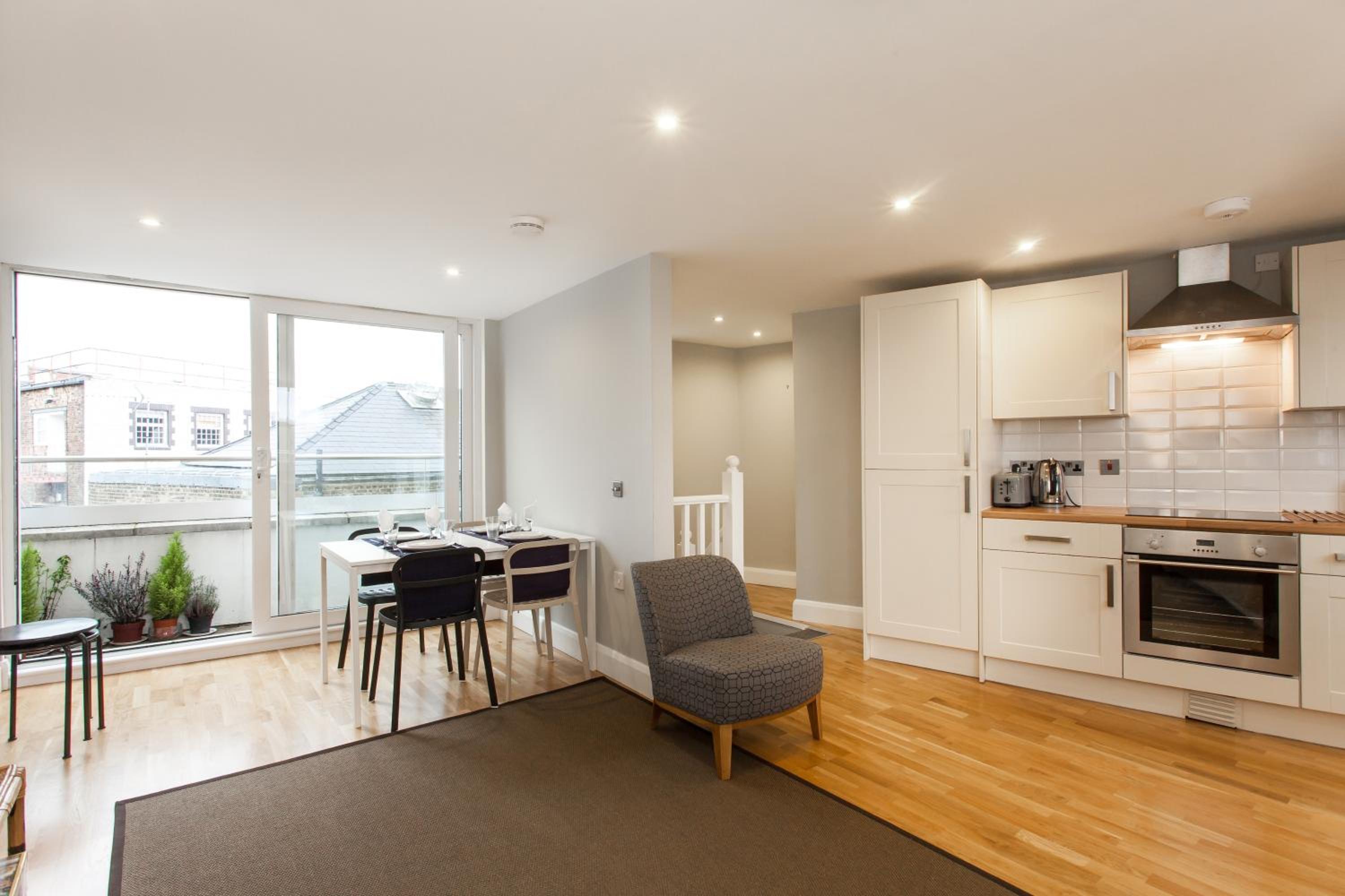 Trendy 2 Bedroom apartment in vibrant Shoreditch, central London zone 1 free WiFi - sleeps 4+2