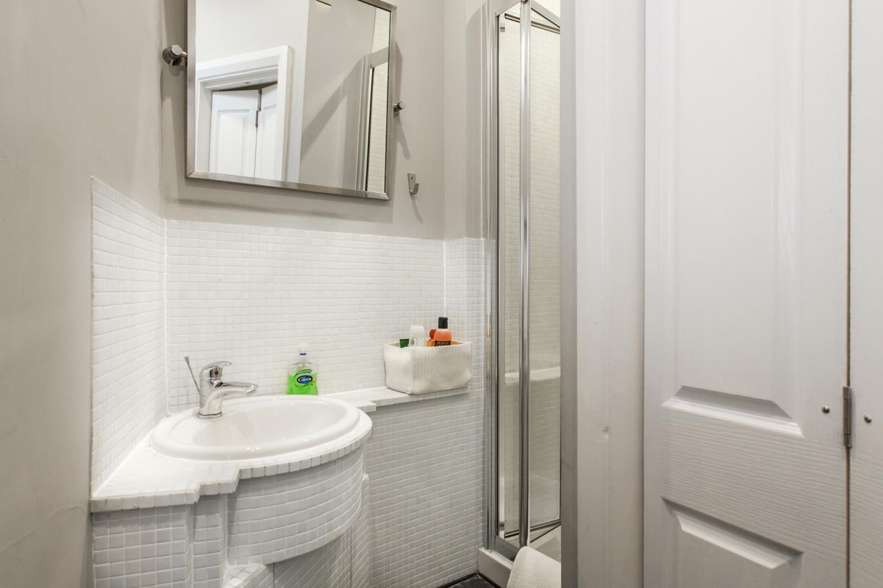 Trendy 2 Bedroom apartment in vibrant Shoreditch, central London zone 1 free WiFi - sleeps 4+2