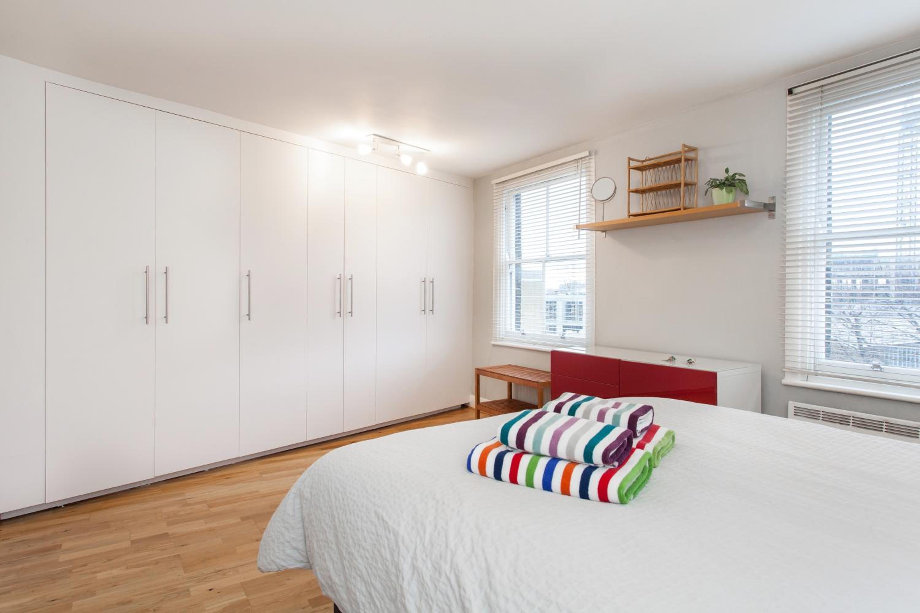 Trendy 2 Bedroom apartment in vibrant Shoreditch, central London zone 1 free WiFi - sleeps 4+2