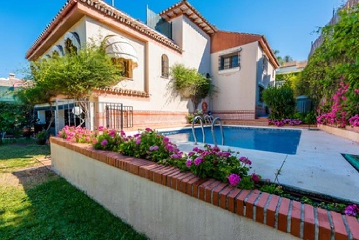 VILLA WITH PRIVATE POOL,NEAR THE BEACH , BBQ, WiFi