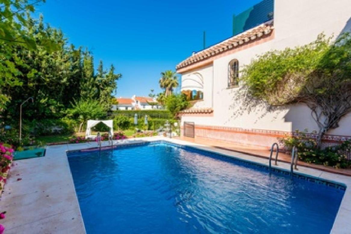 VILLA WITH PRIVATE POOL,NEAR THE BEACH , BBQ, WiFi