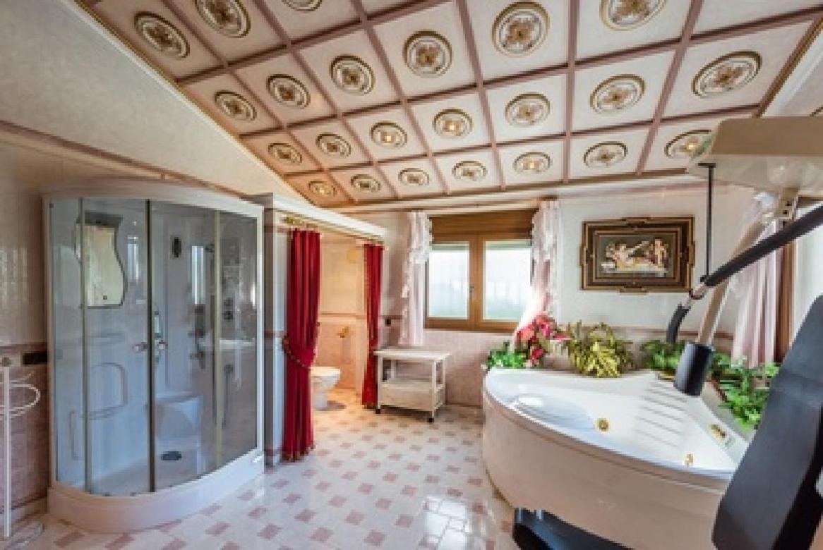 VILLA WITH PRIVATE POOL,NEAR THE BEACH , BBQ, WiFi