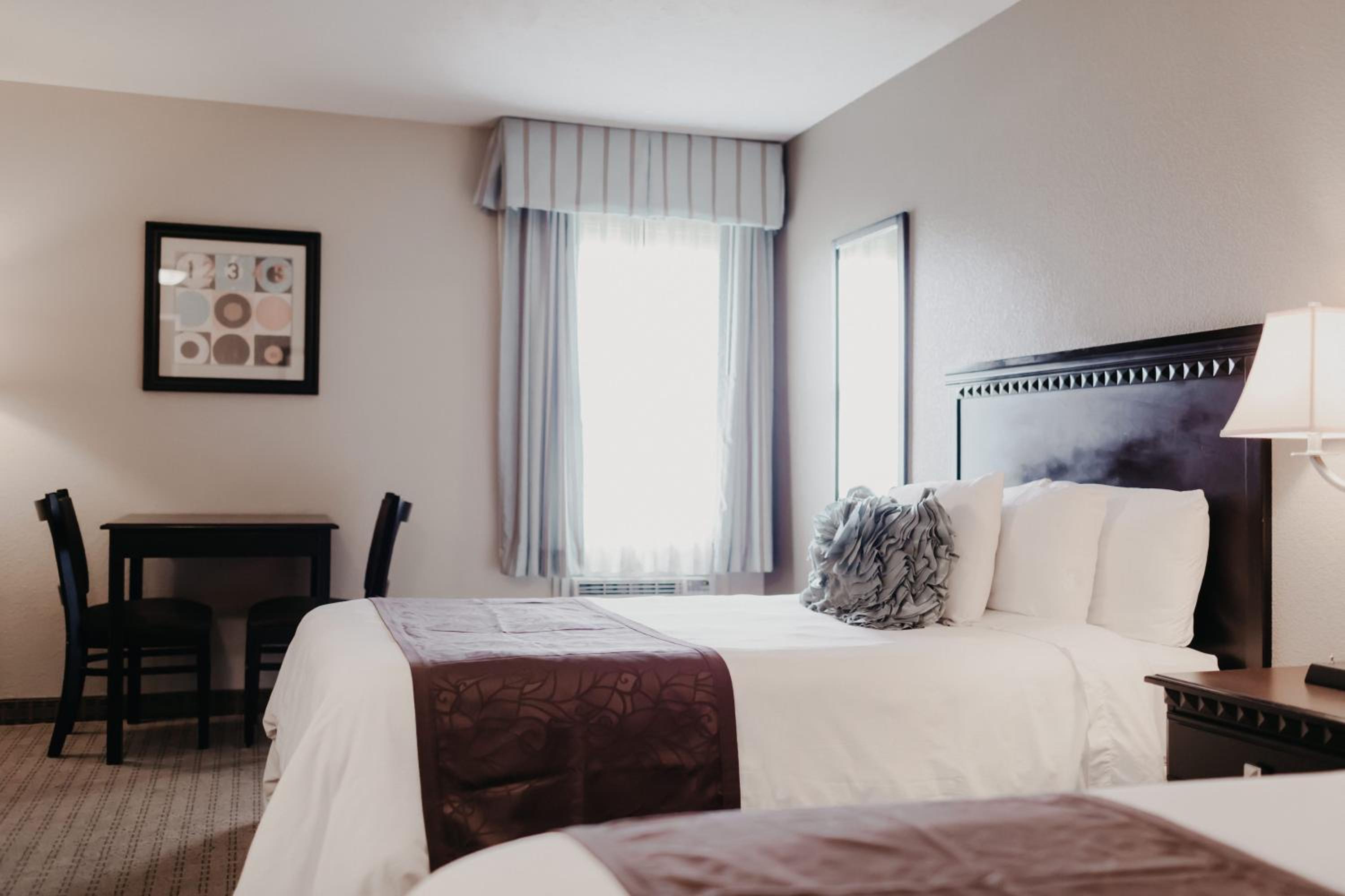 Bloomington Vacations - Eastland Suites Hotel  Conference Center - Property Image 12