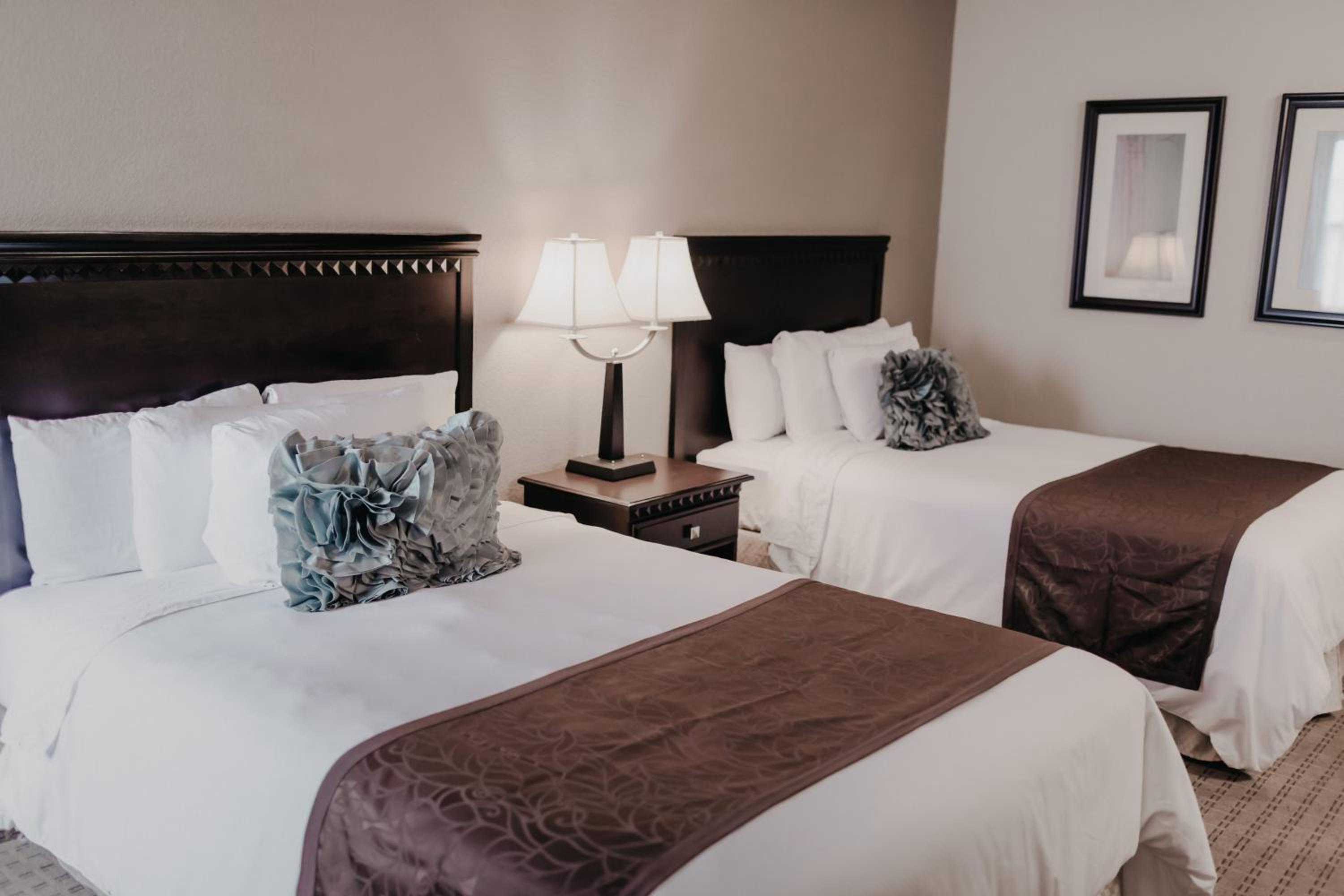 Bloomington Vacations - Eastland Suites Hotel  Conference Center - Property Image 2