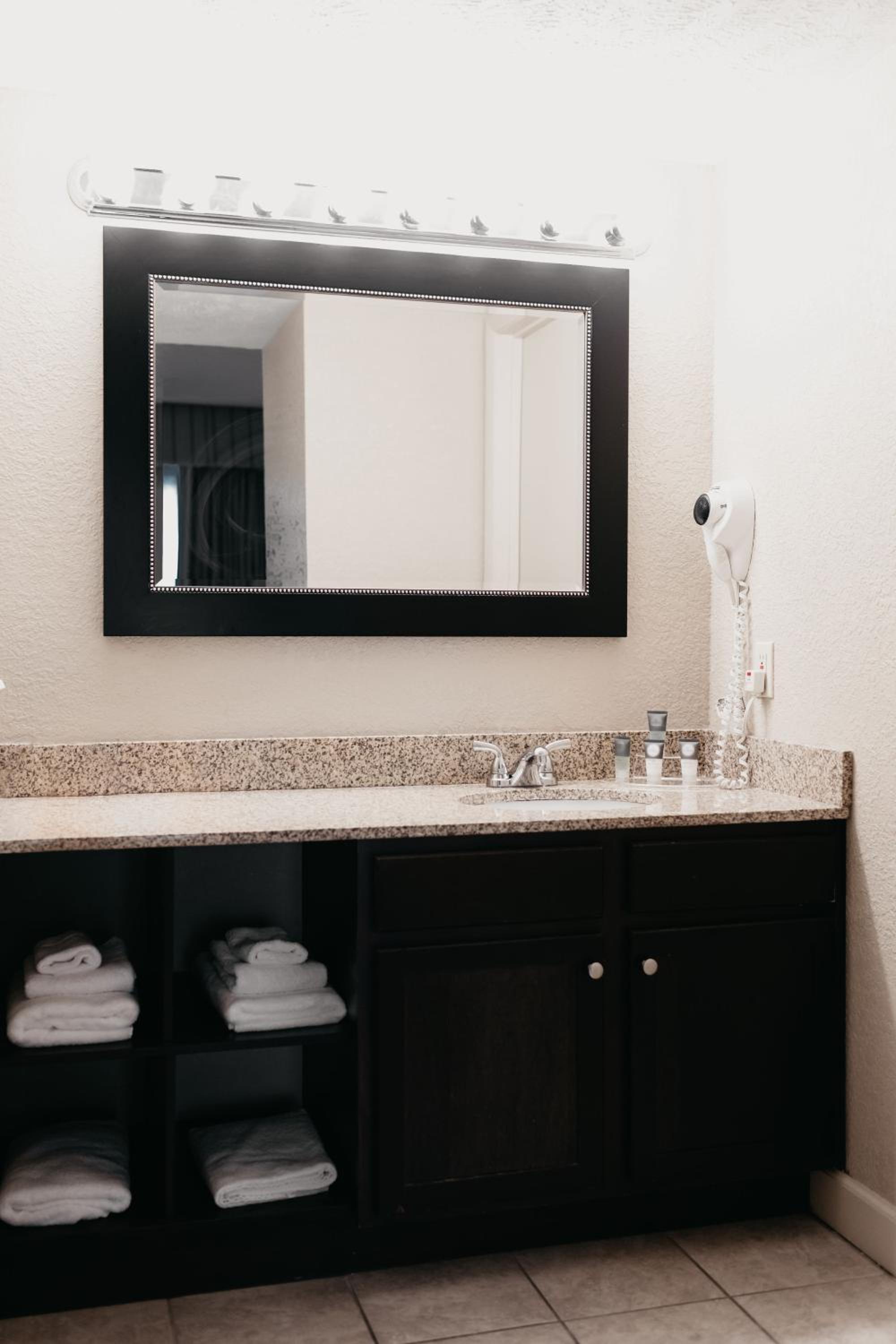 Bloomington Vacations - Eastland Suites Hotel  Conference Center - Property Image 38