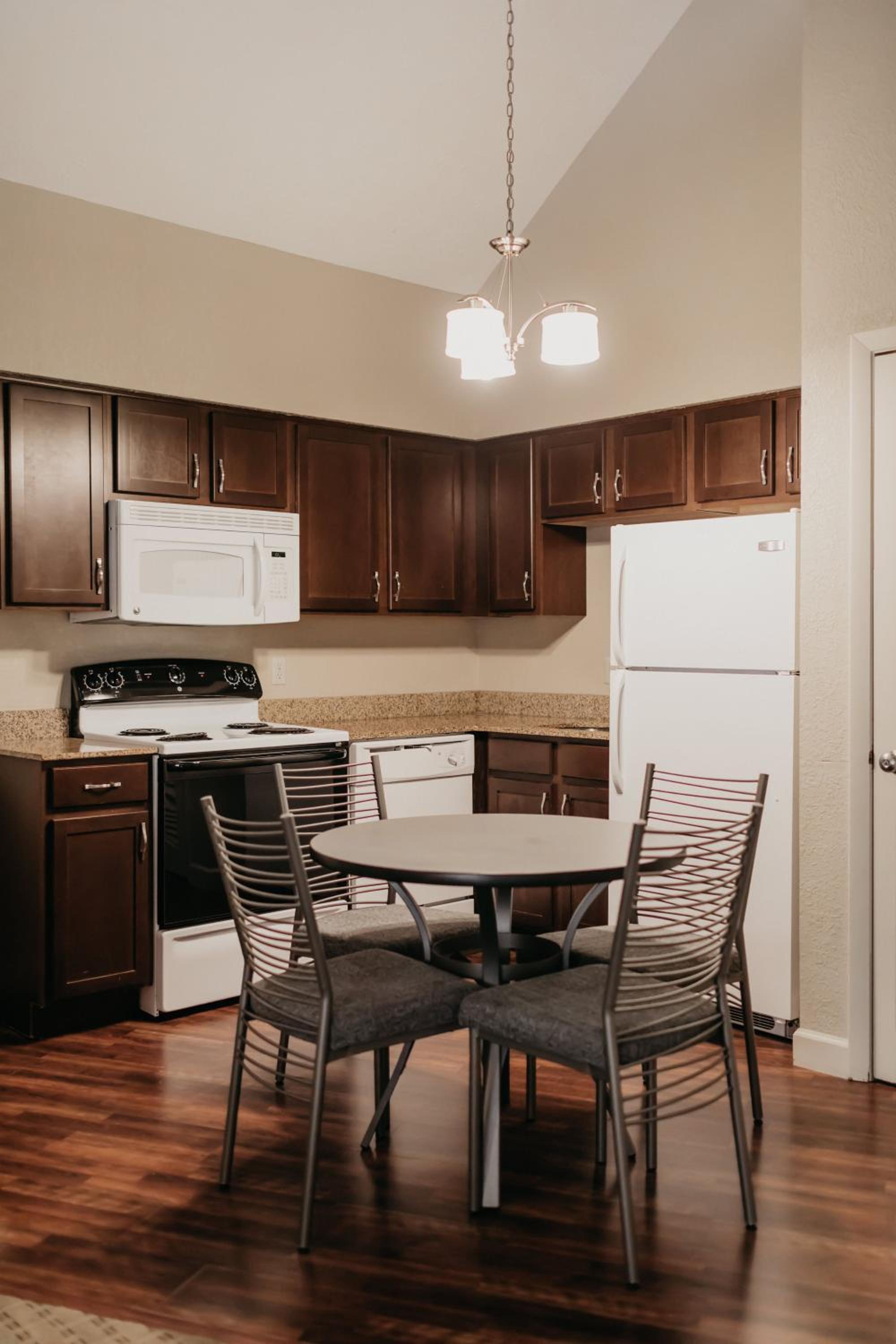 Bloomington Vacations - Eastland Suites Hotel  Conference Center - Property Image 25