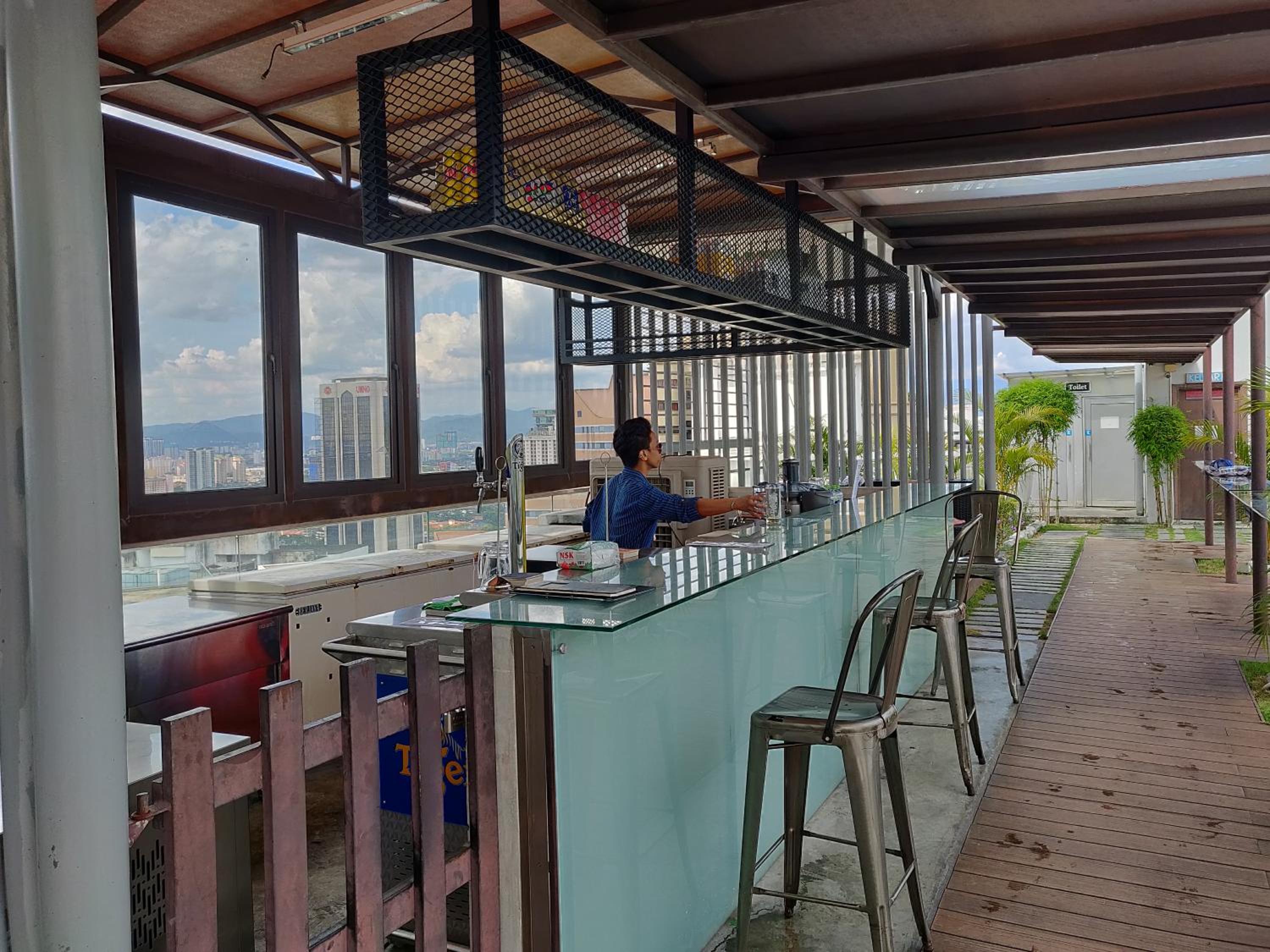 StarsBed KLCC Skyview Roof Pool Hostel