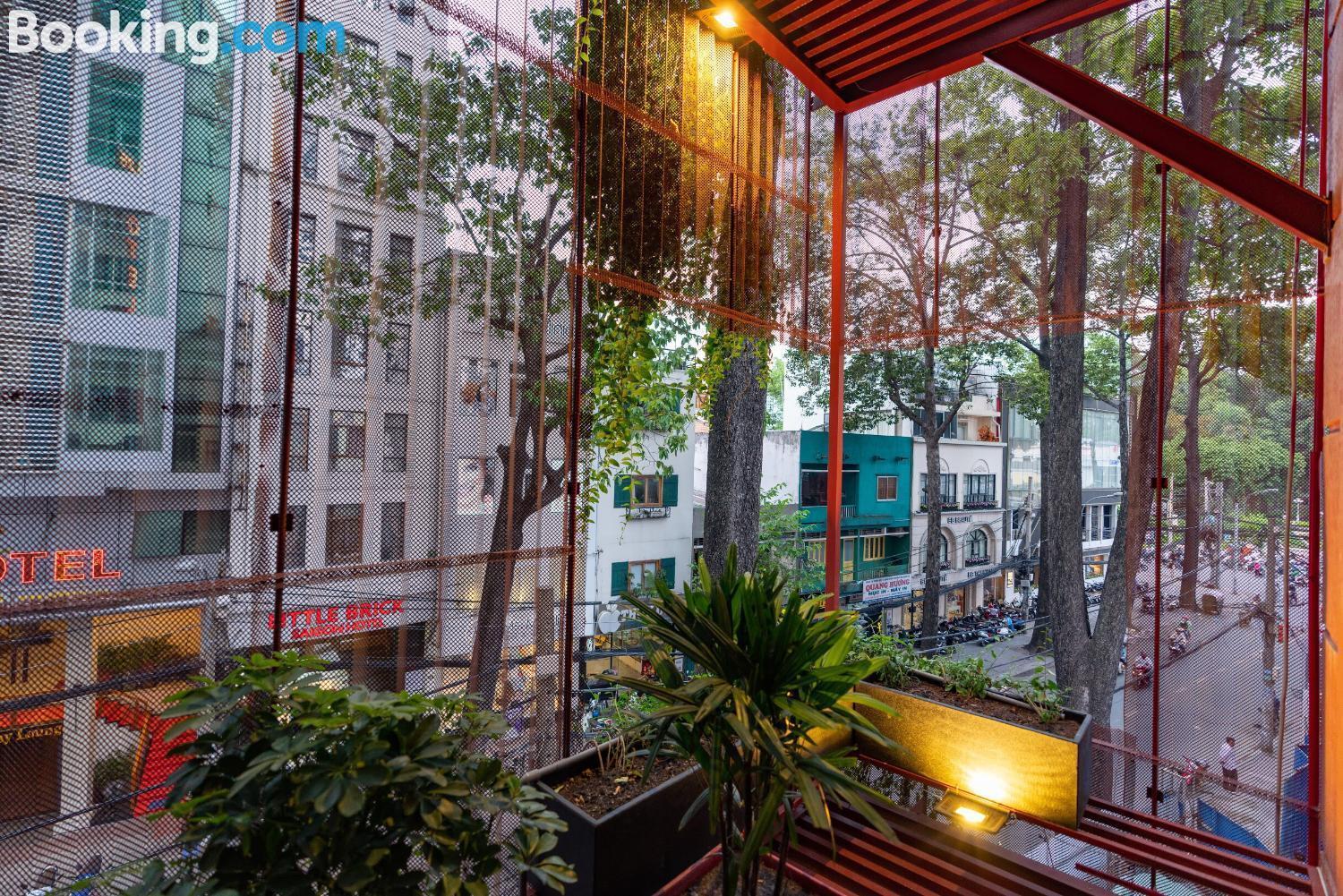 9 Hostel and Bar