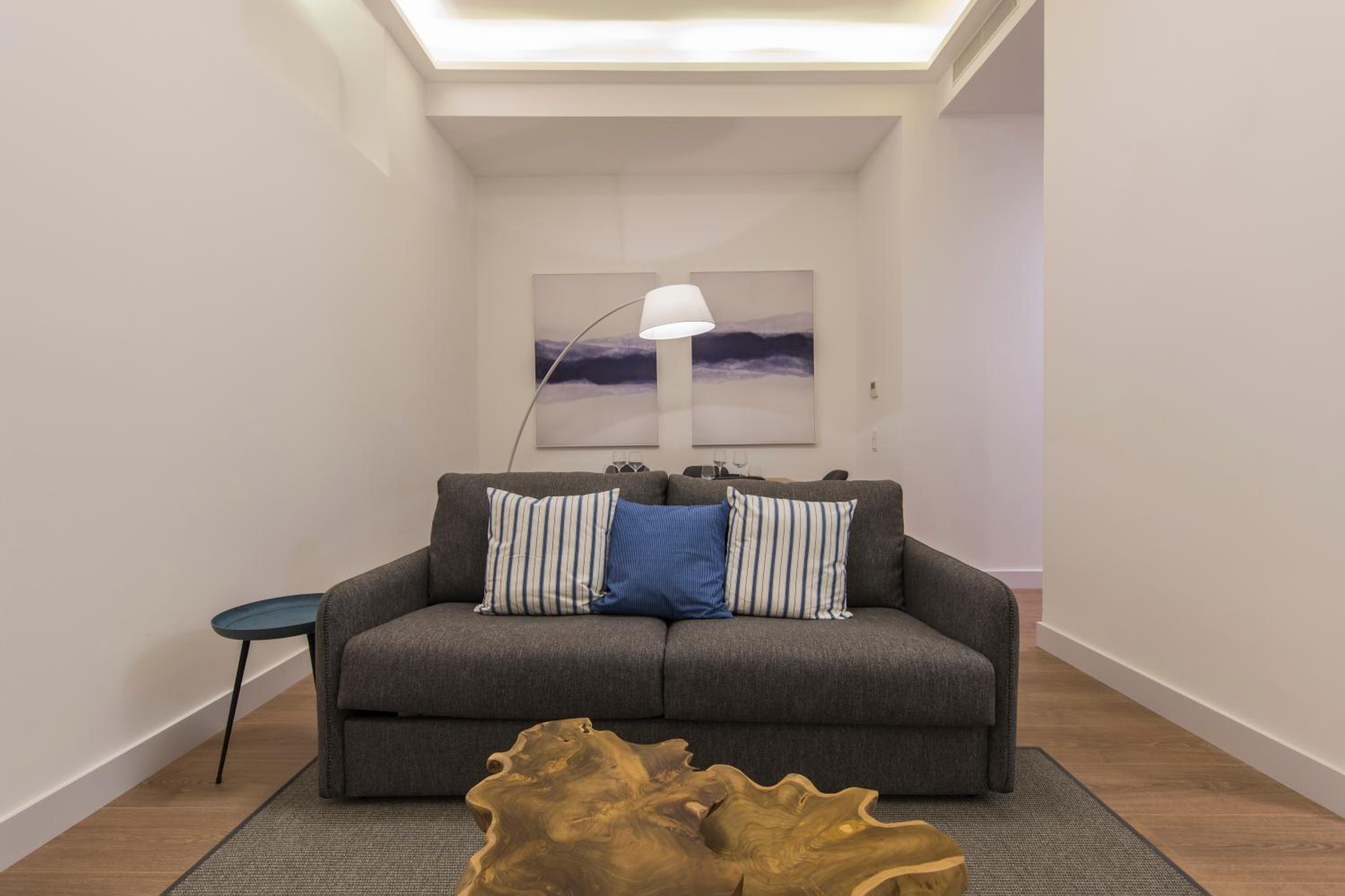 High Ceiling Duplex Apartment at Cais do Sodre view 4