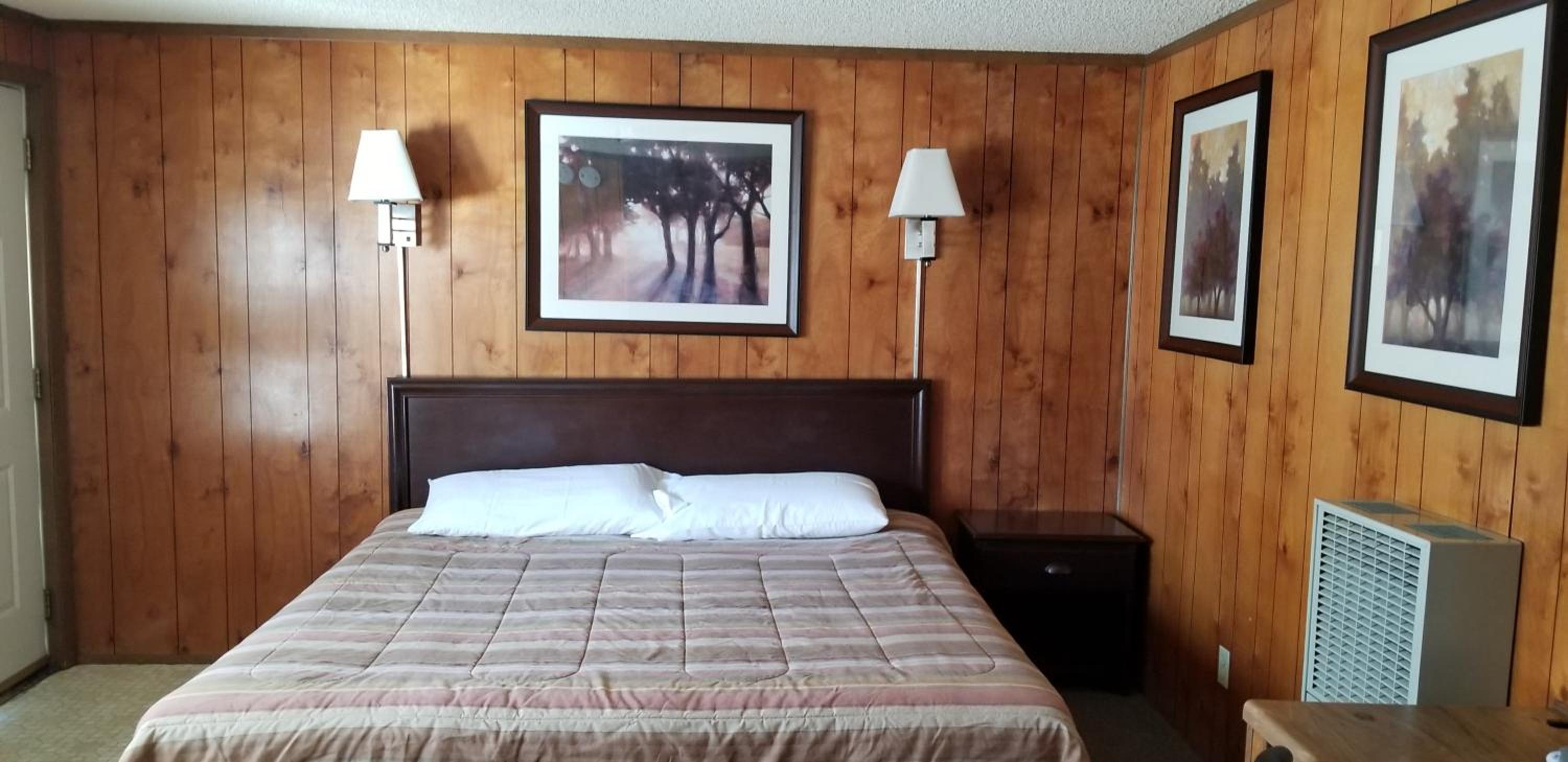 The Whispering Elms Motel view 2