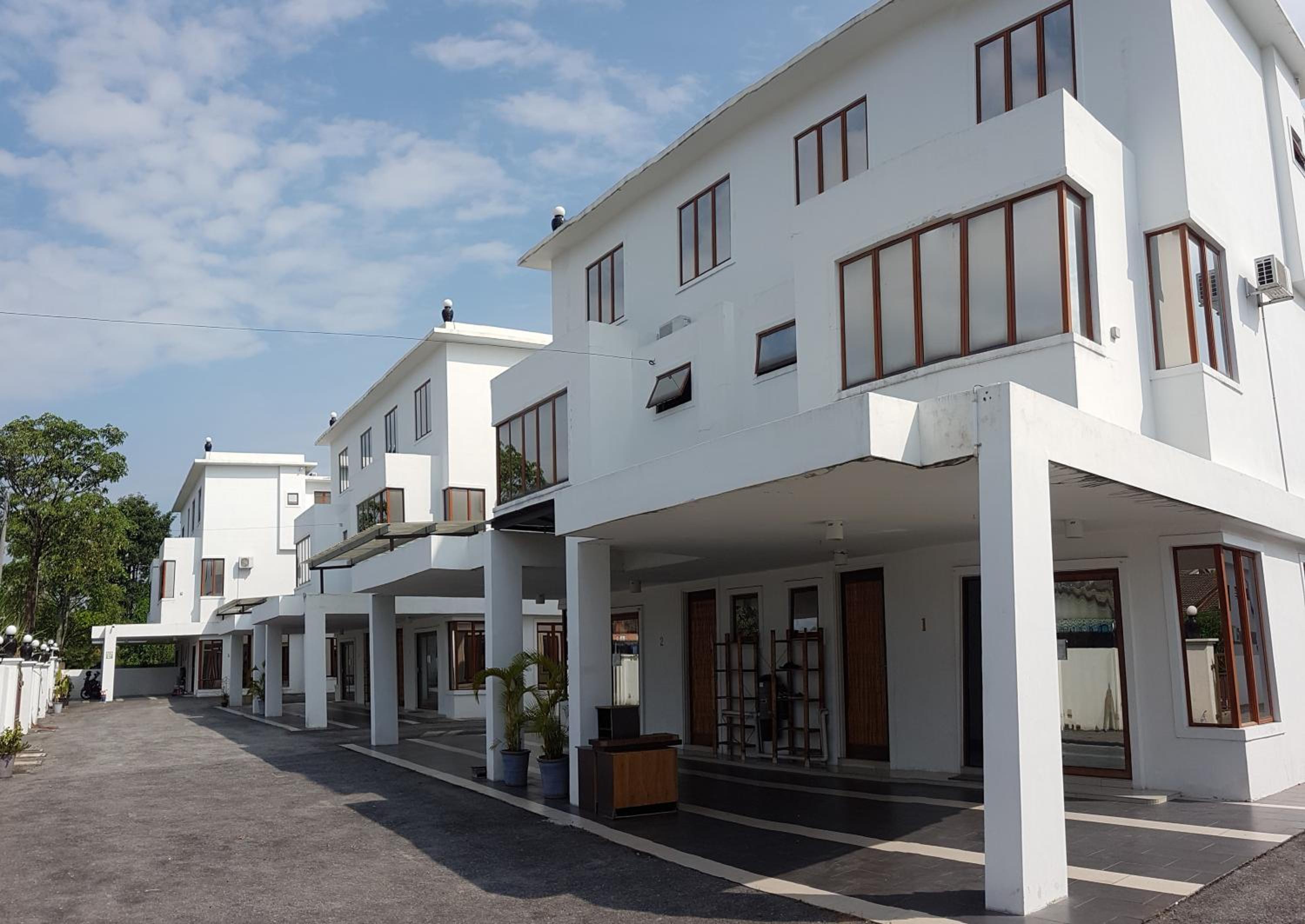 White House Homestay
