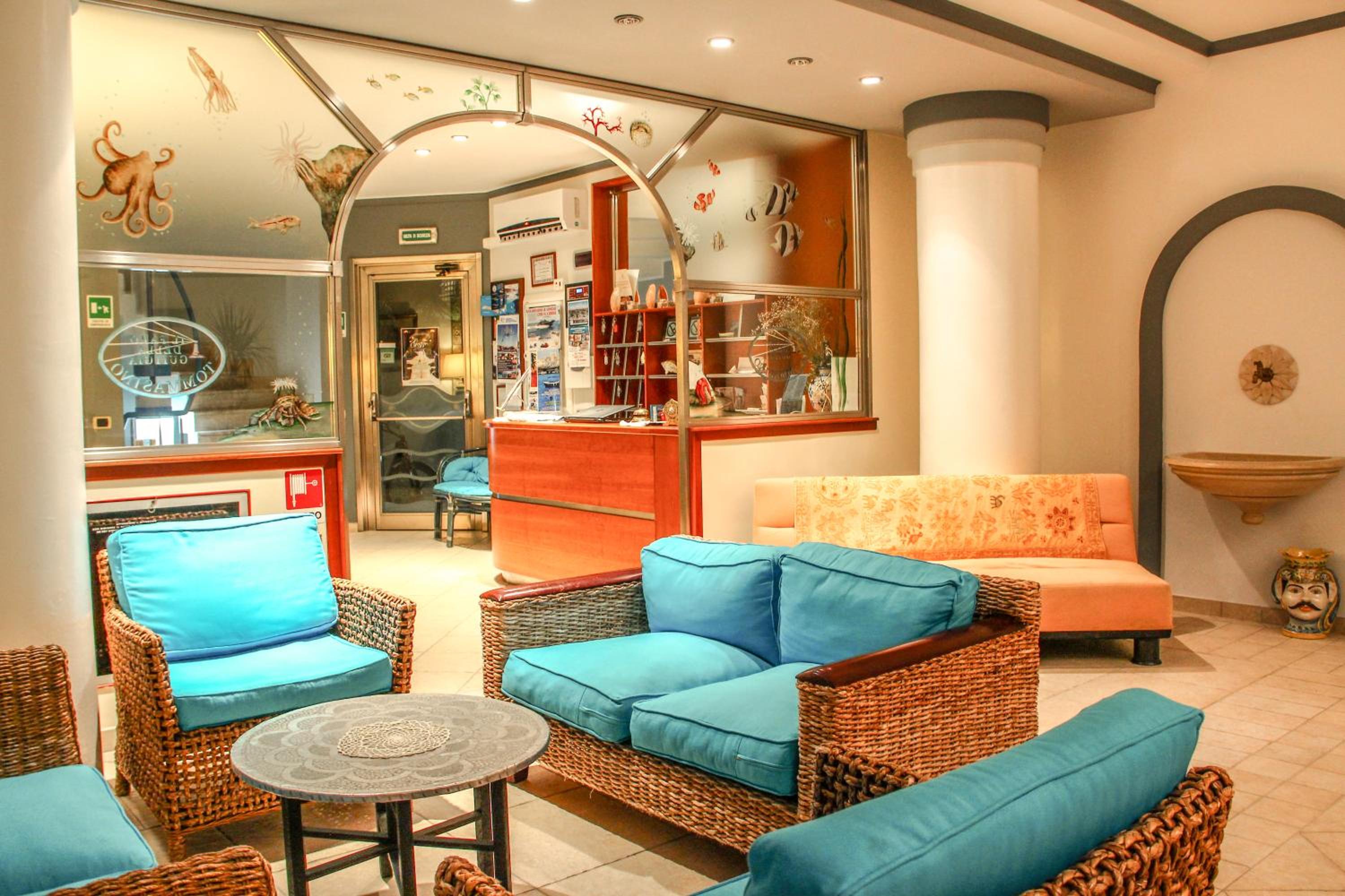 Hotel Il Faro Della Guitgia Tommasino photo 2