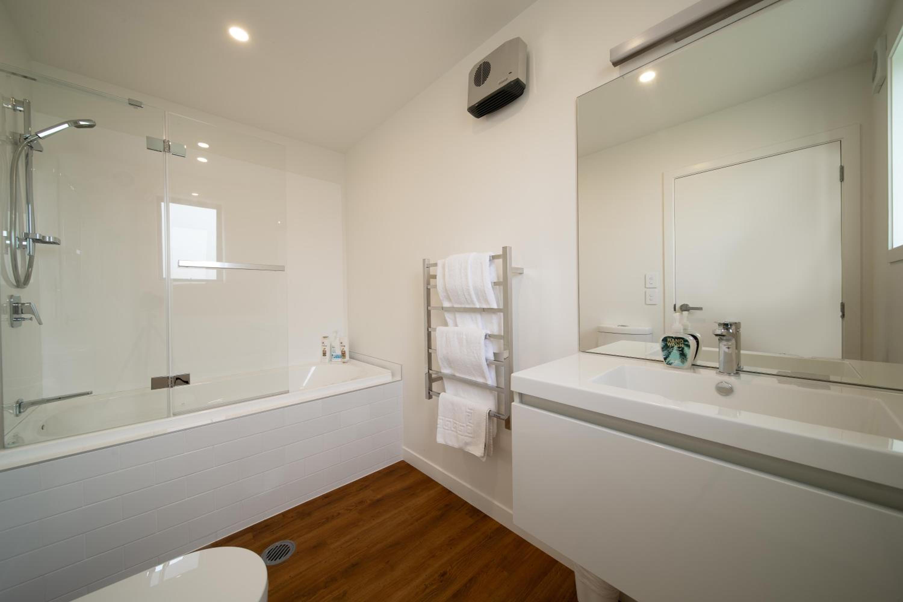 MyHolidays, Shotover, Delux Ensuite rooms view 5