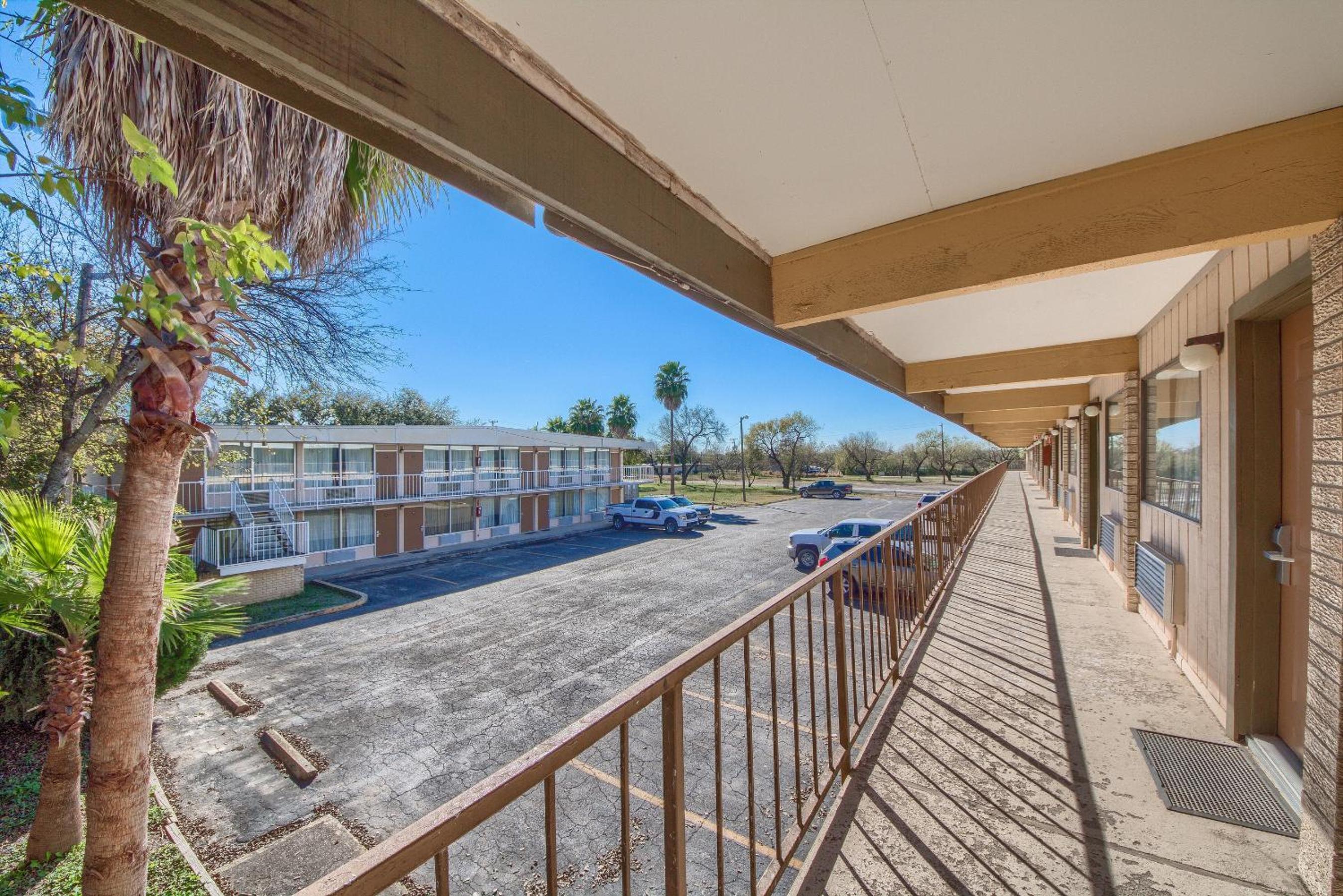Americas Best Value Inn Uvalde view 5
