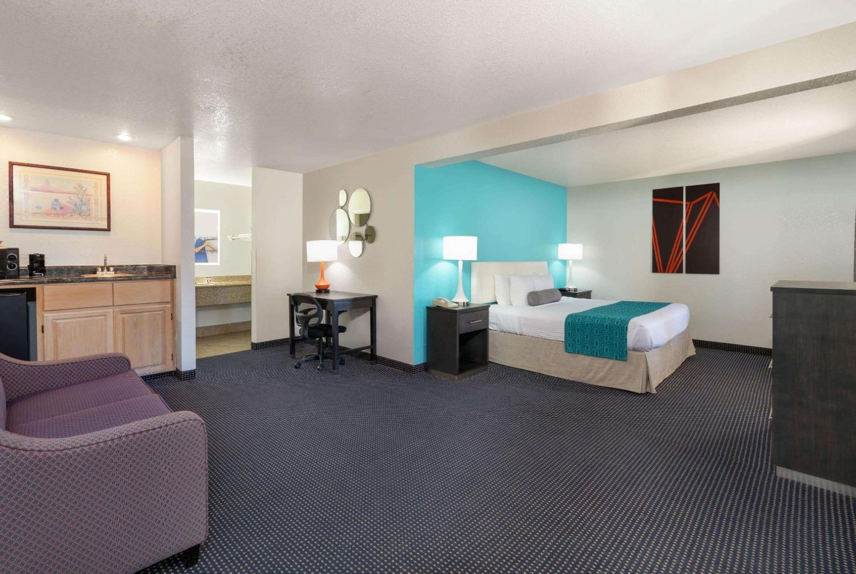 Holbrook Vacations - Howard Johnson by Wyndham Holbrook - Property Image 10