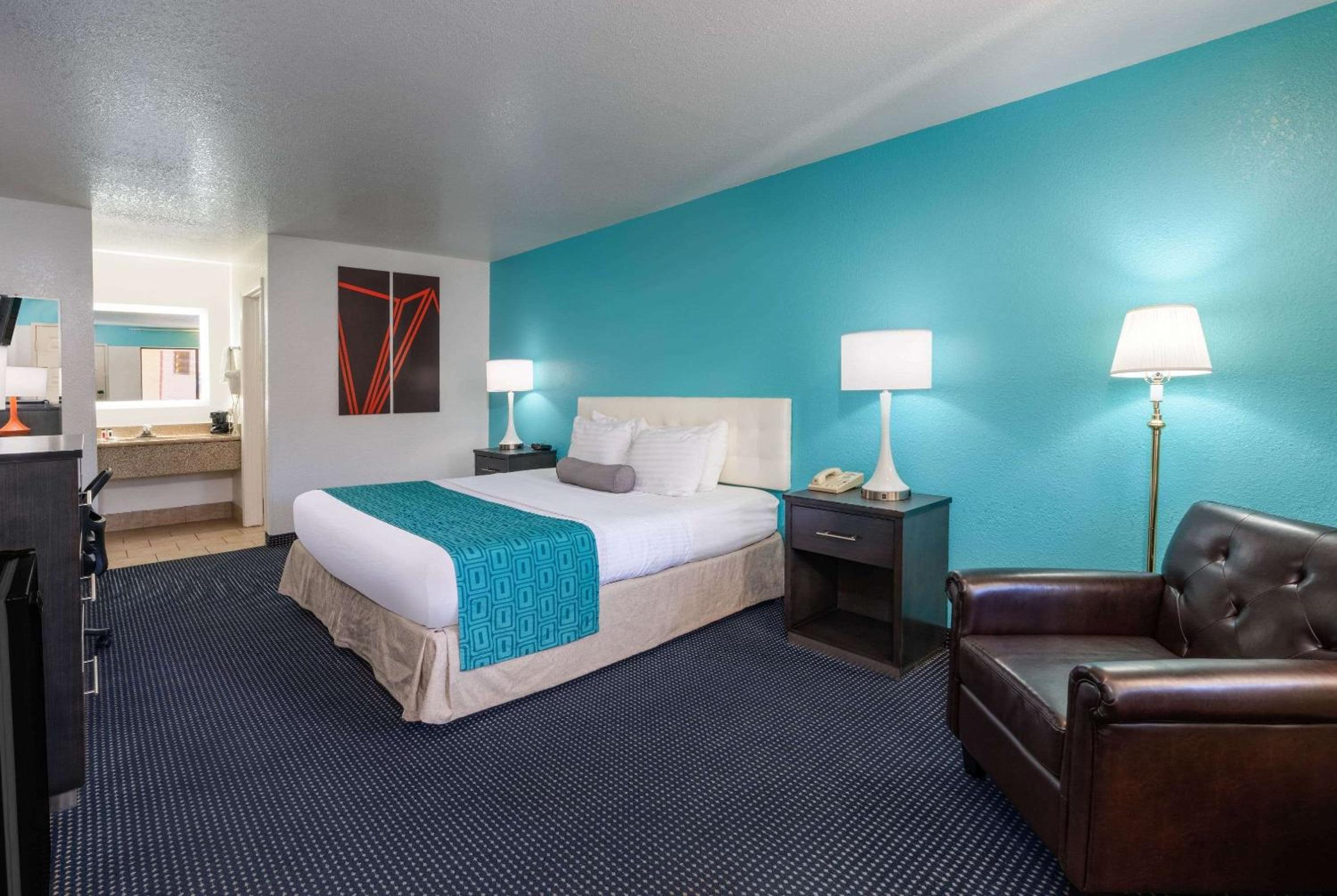 Holbrook Vacations - Howard Johnson by Wyndham Holbrook - Property Image 3